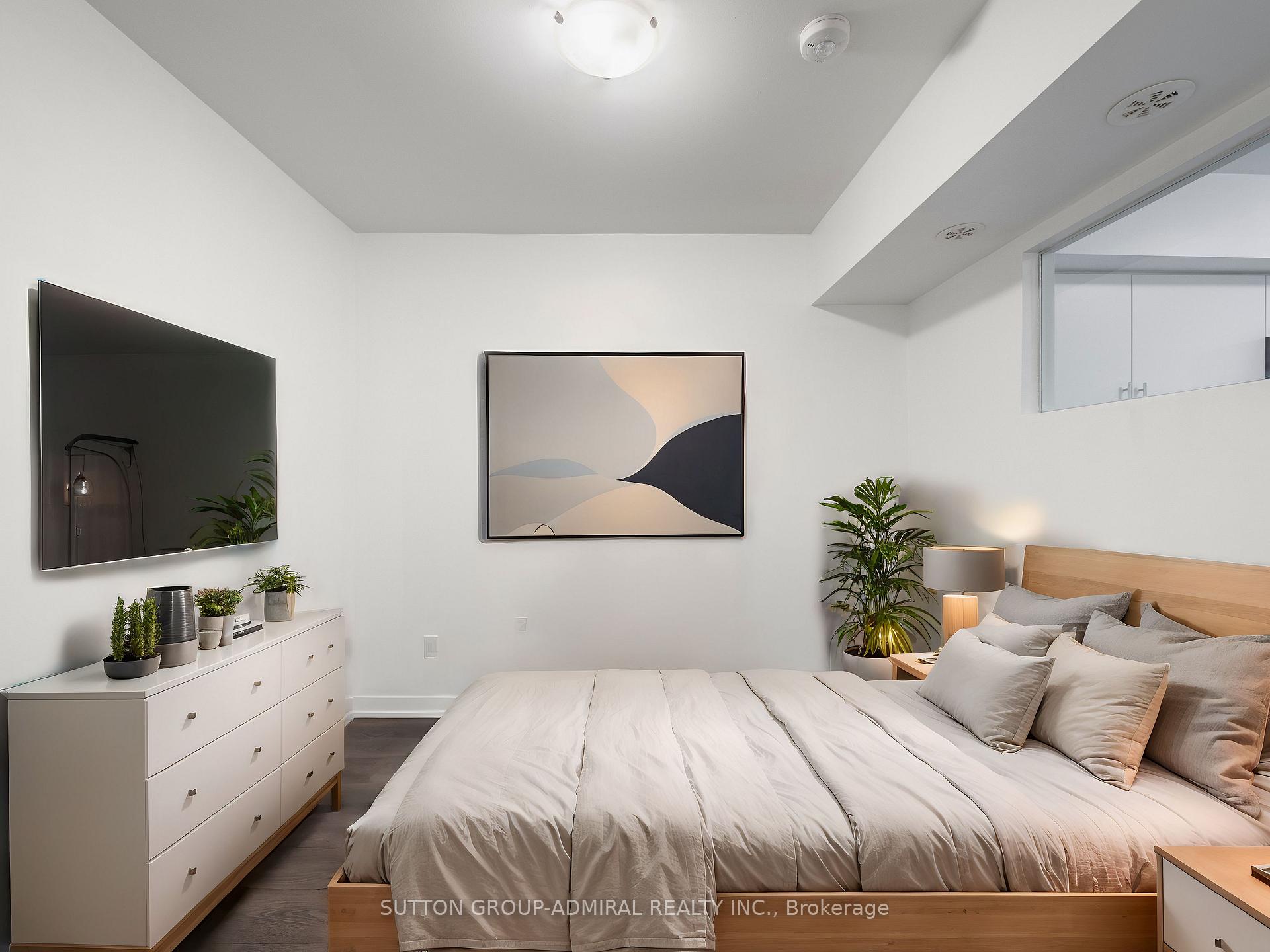 Photo 6 of Unit 3, 16 Marquette Avenue, Toronto, Englemount-Lawrence — HOMEH