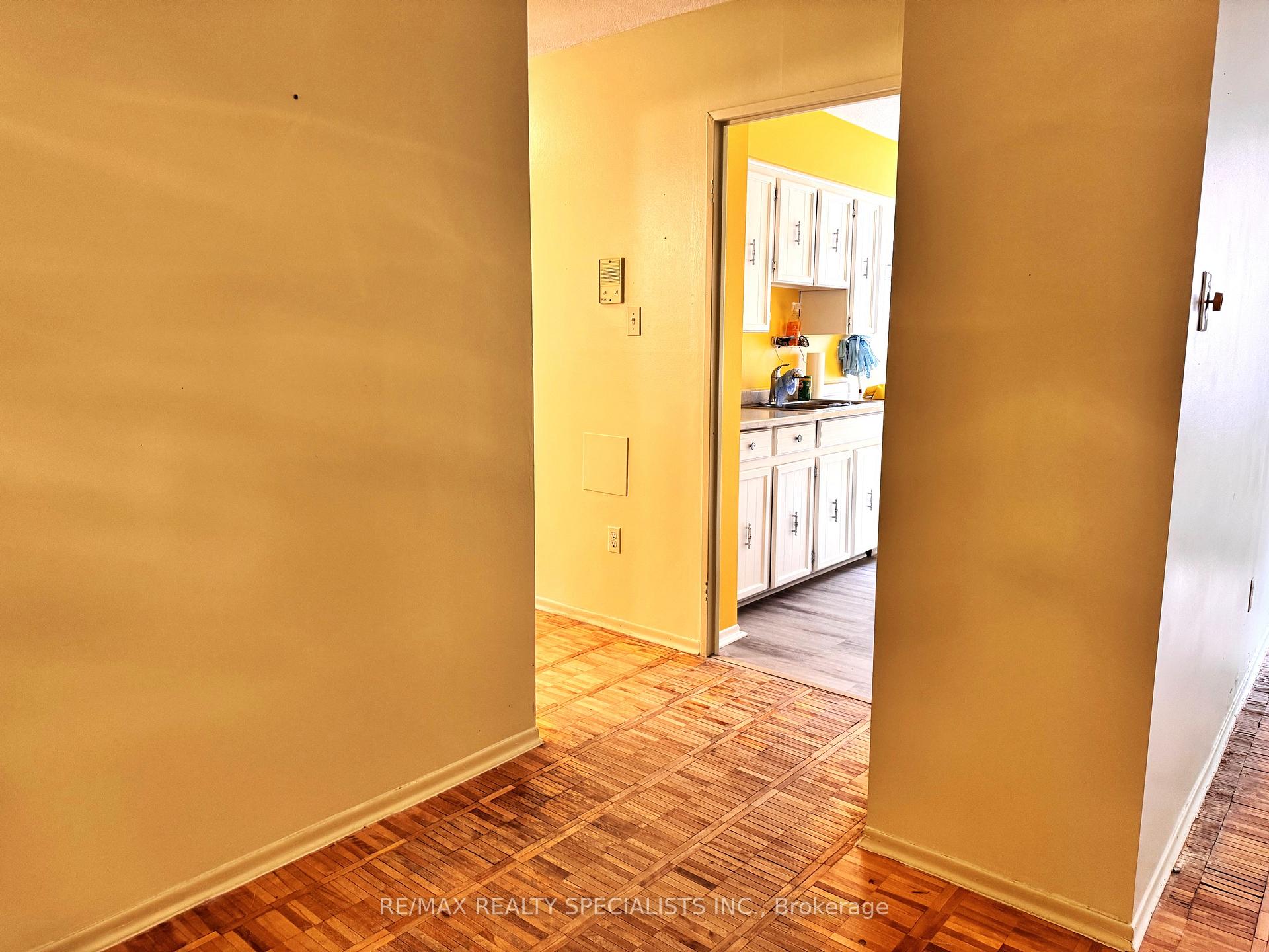 Photo 5 of Unit 210, 22 Shallmar Boulevard, Toronto, Forest Hill North — HOMEH