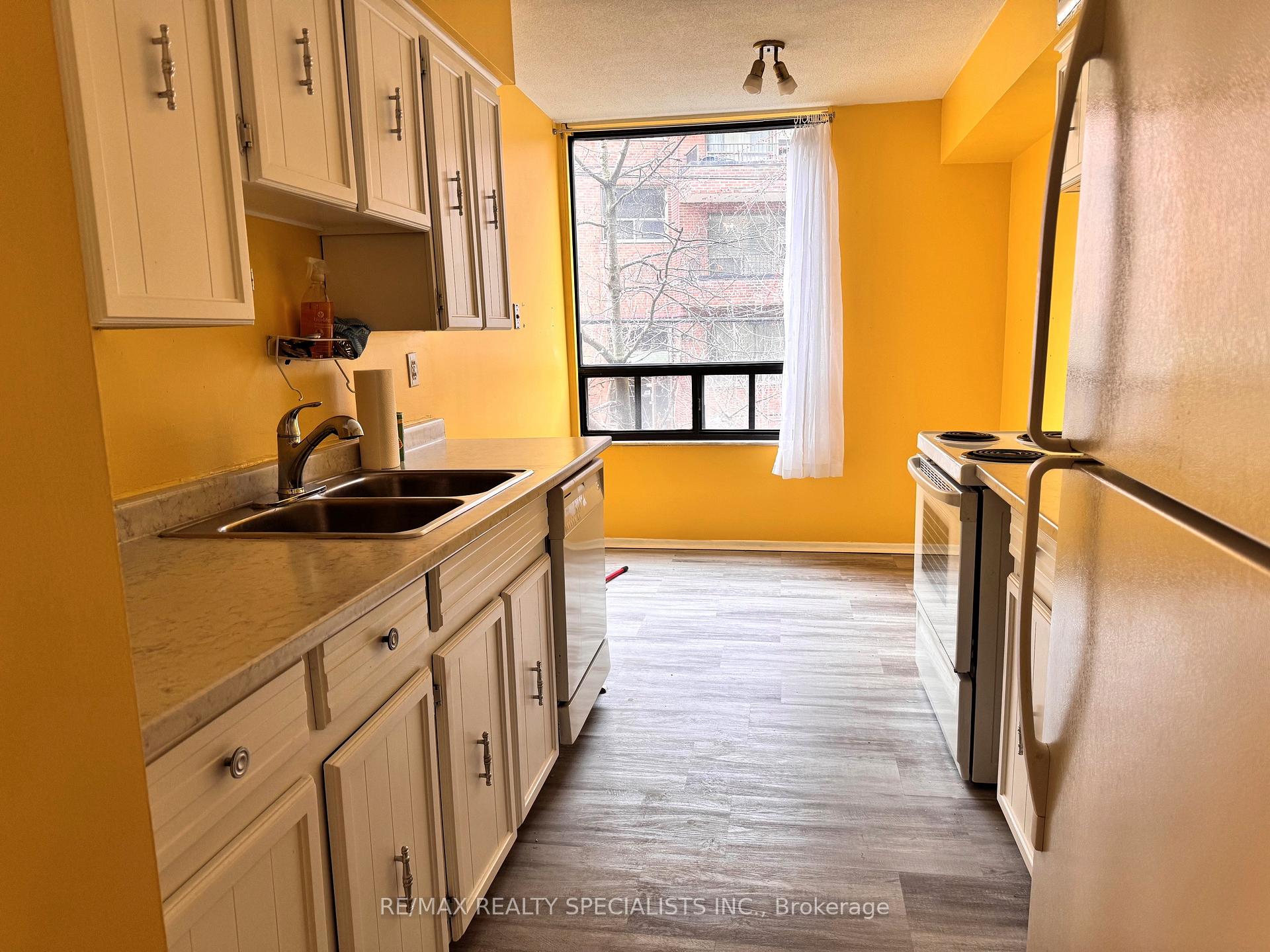 Photo 7 of Unit 210, 22 Shallmar Boulevard, Toronto, Forest Hill North — HOMEH