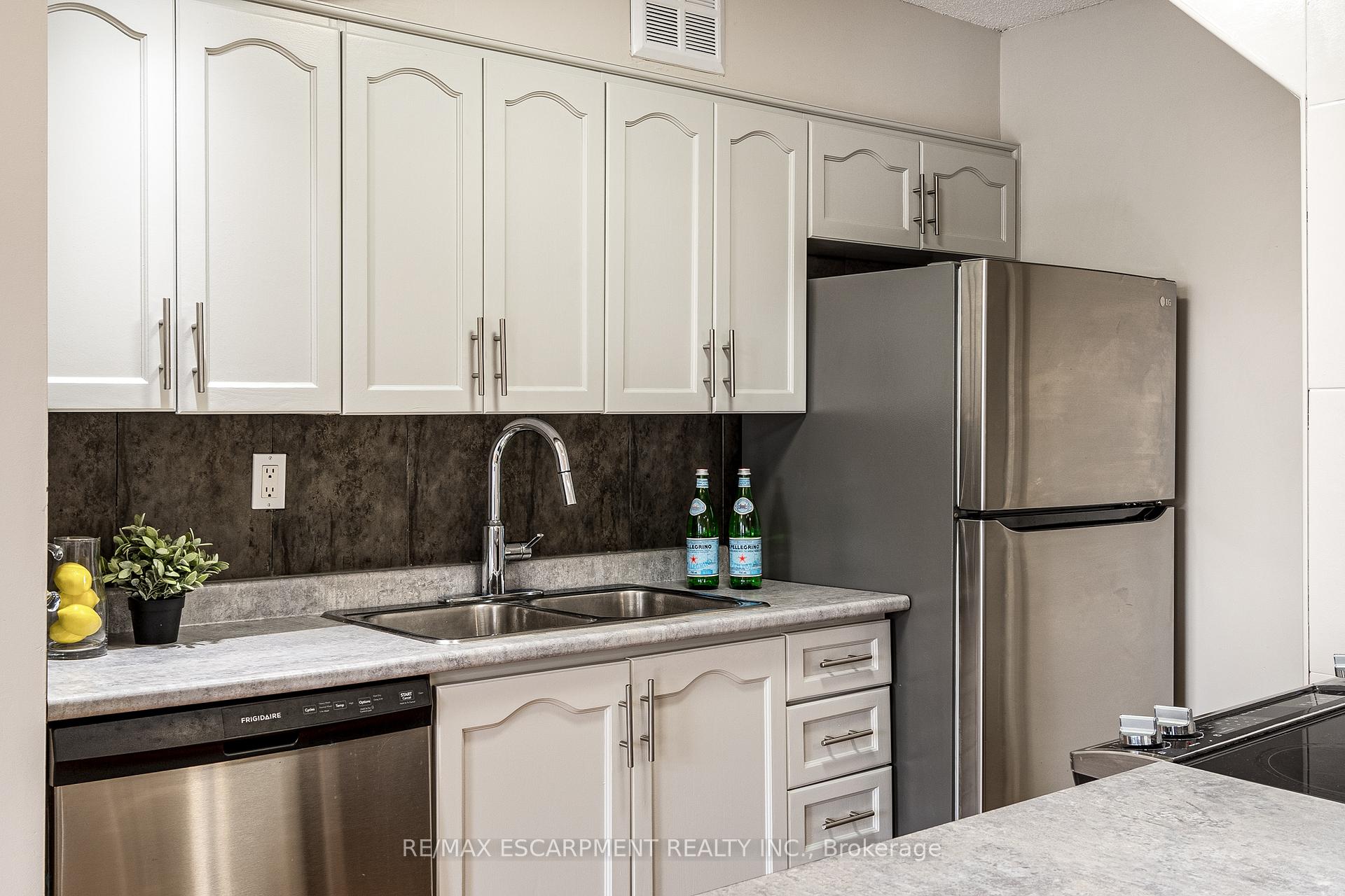 Photo 7 of Unit 209, 10 John Street, Hamilton, Dundas — HOMEH