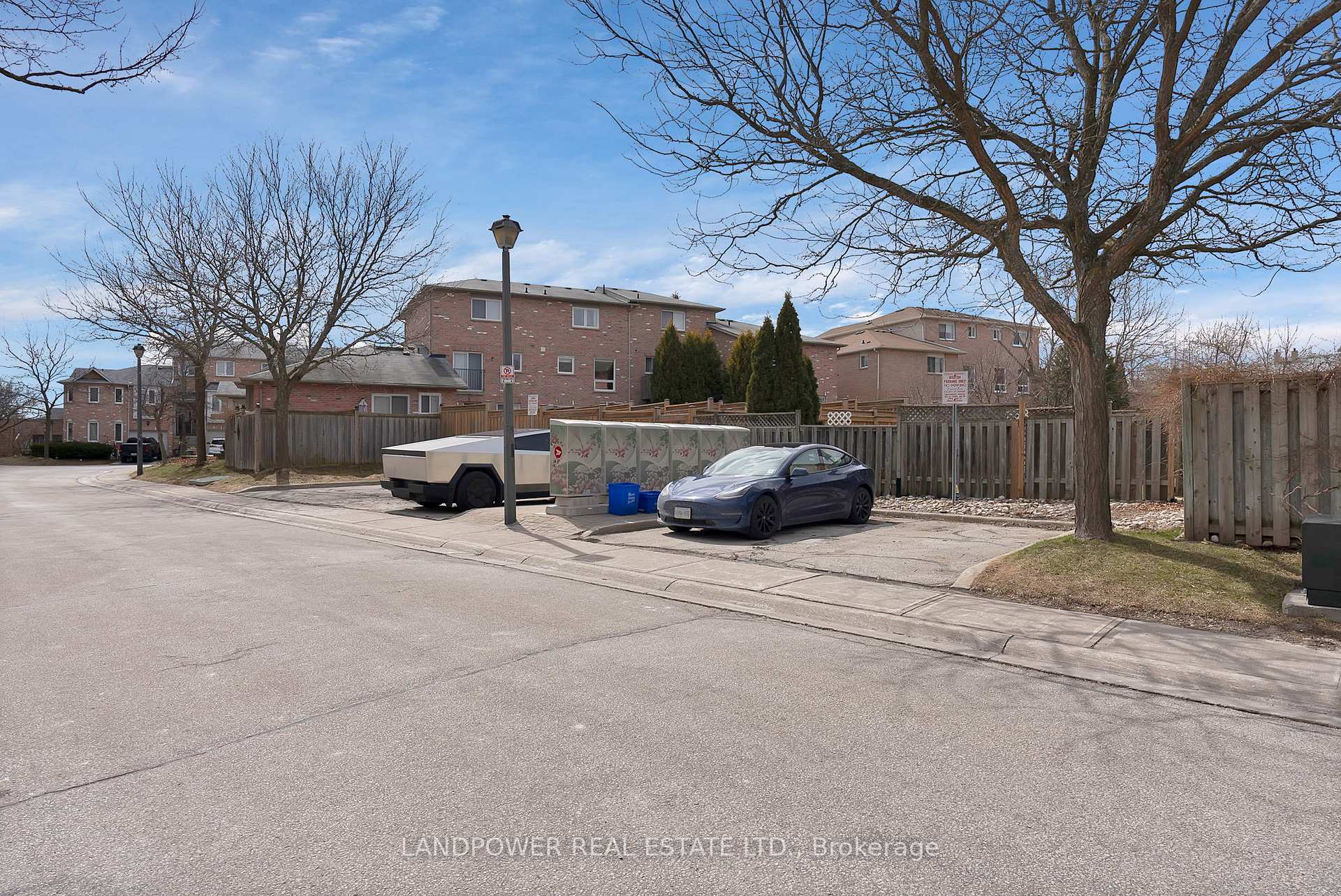 Photo 12 of 119 Rougehaven Way, Markham, Vinegar Hill — HOMEH