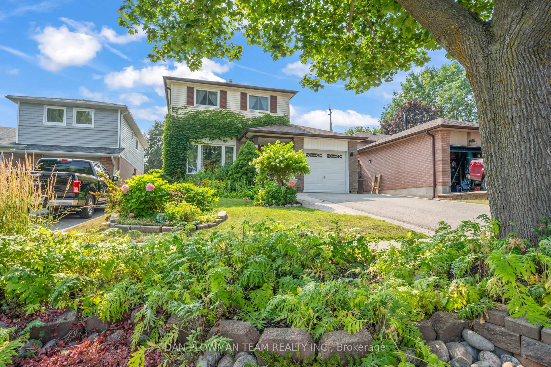 Photo 2 of 71 Barley Mill Crescent, Clarington, Bowmanville — HOMEH