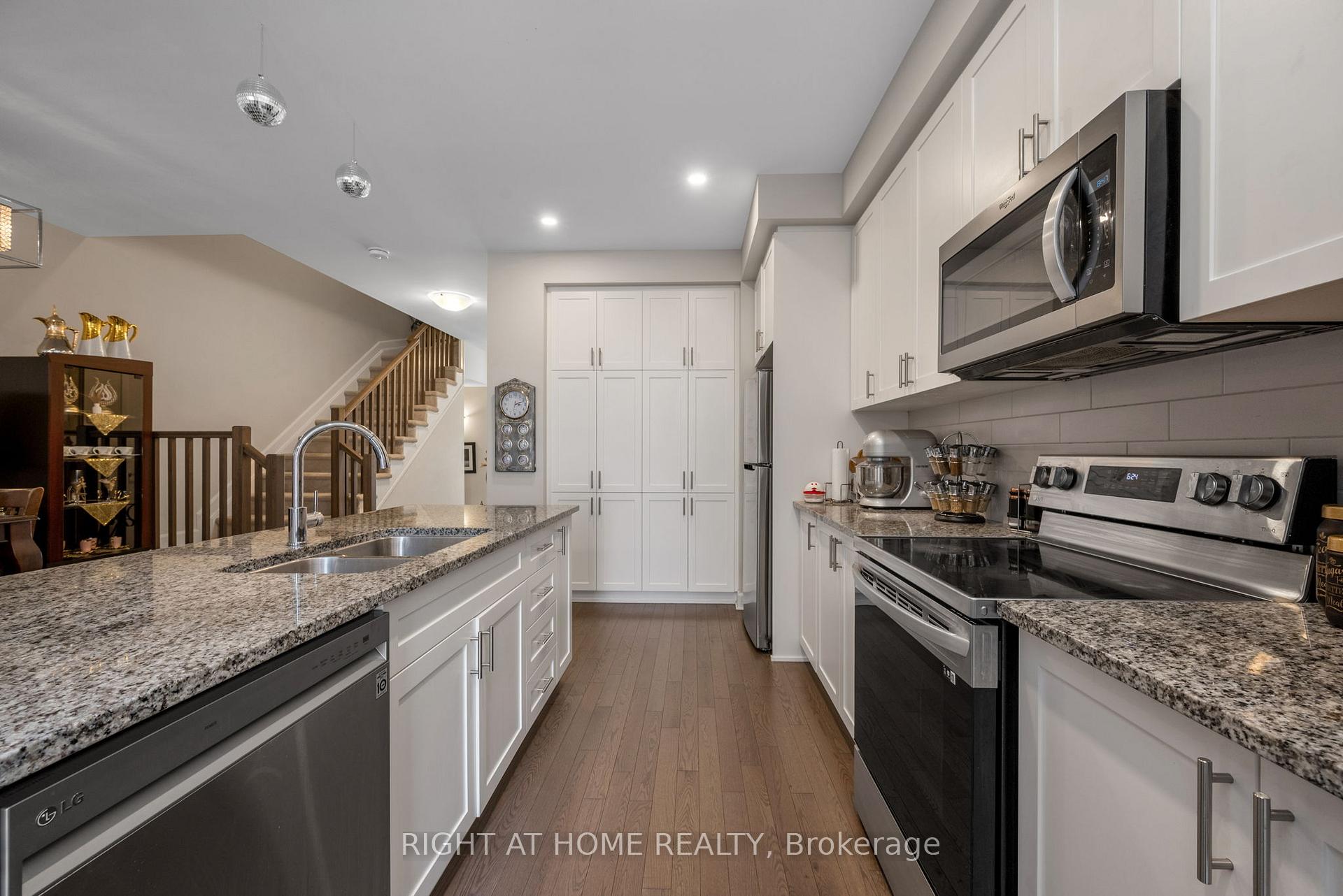 Photo 10 of 337 Barrett Farm Drive, Ottawa, Blossom Park/Kemp Park/Findlay Creek — HOMEH