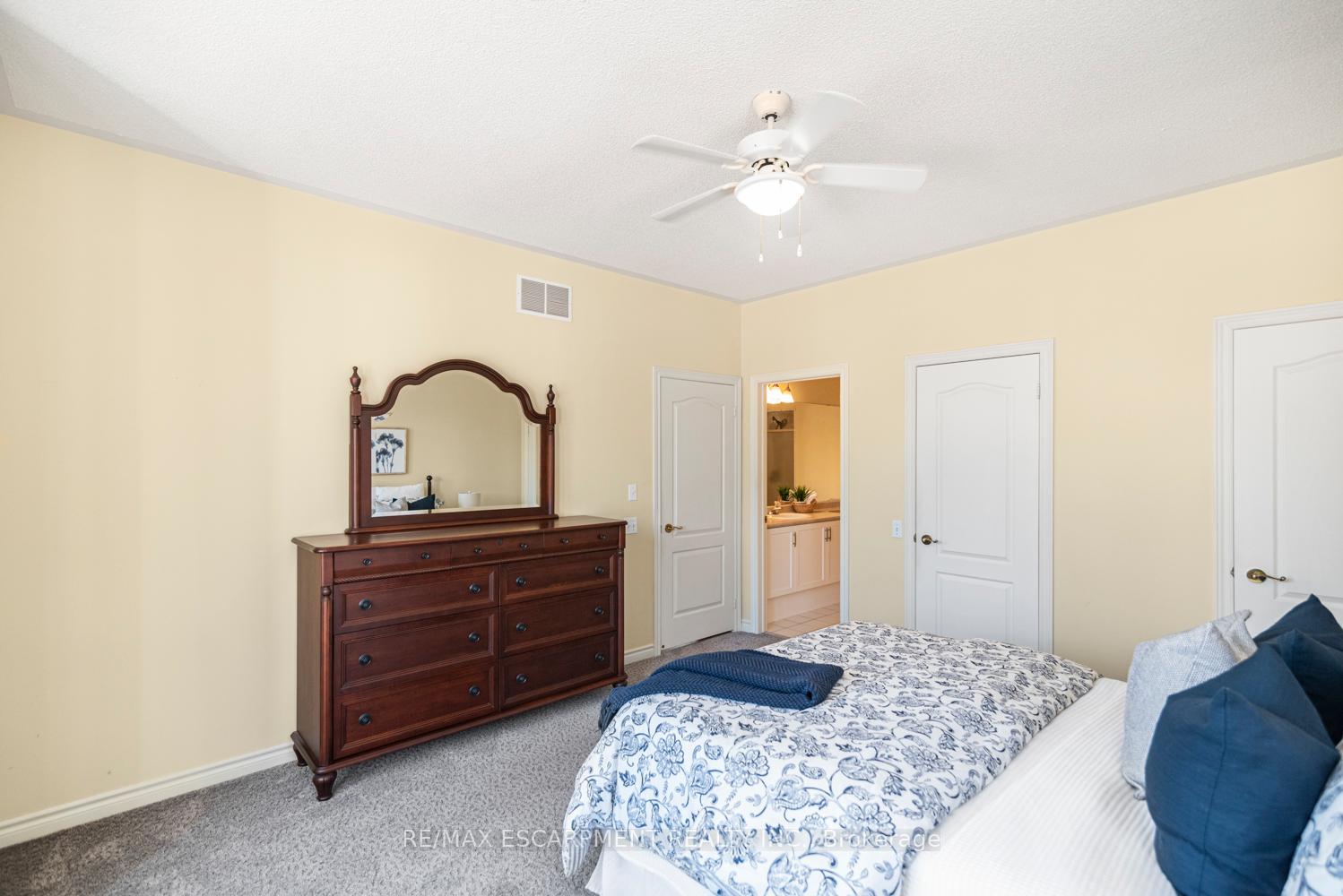 Photo 14 of 38 Silverbirch Boulevard, Hamilton, Mount Hope — HOMEH