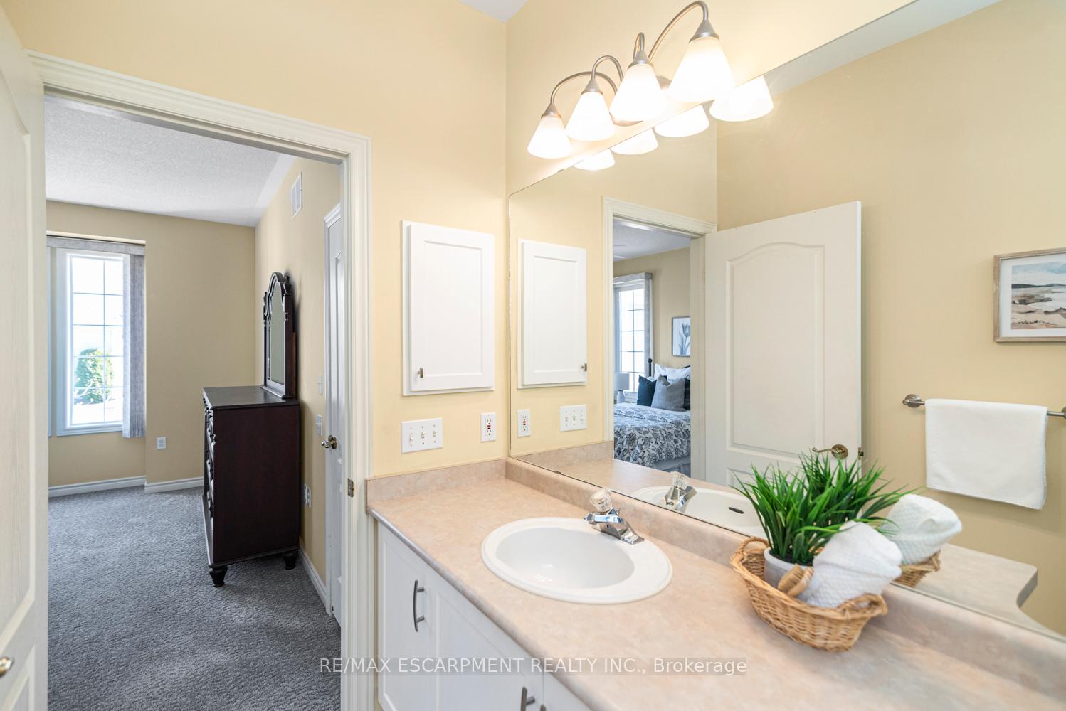 Photo 9 of 38 Silverbirch Boulevard, Hamilton, Mount Hope — HOMEH