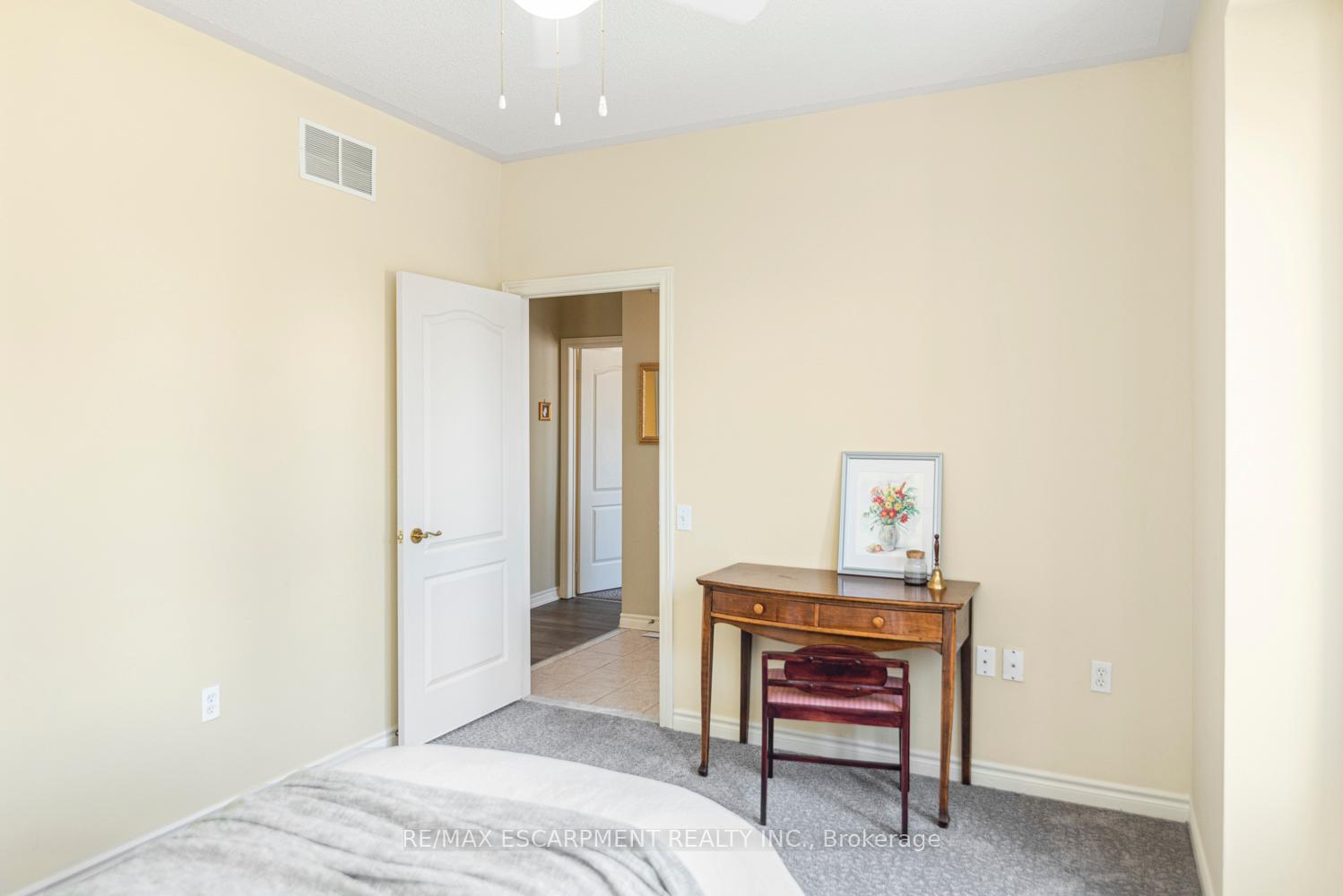 Photo 17 of 38 Silverbirch Boulevard, Hamilton, Mount Hope — HOMEH
