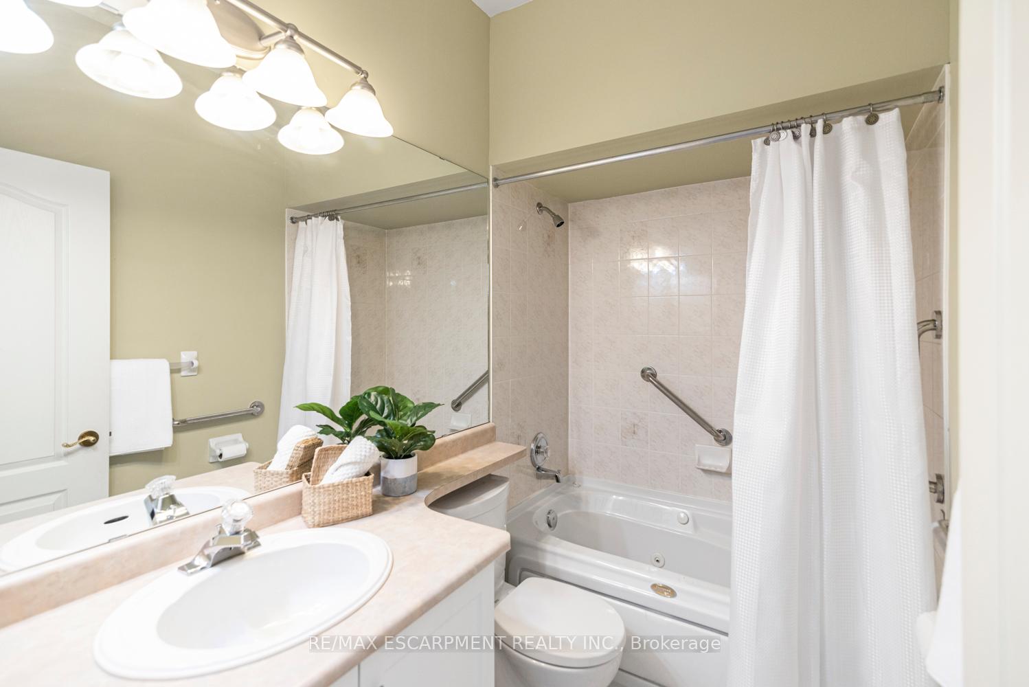 Photo 12 of 38 Silverbirch Boulevard, Hamilton, Mount Hope — HOMEH