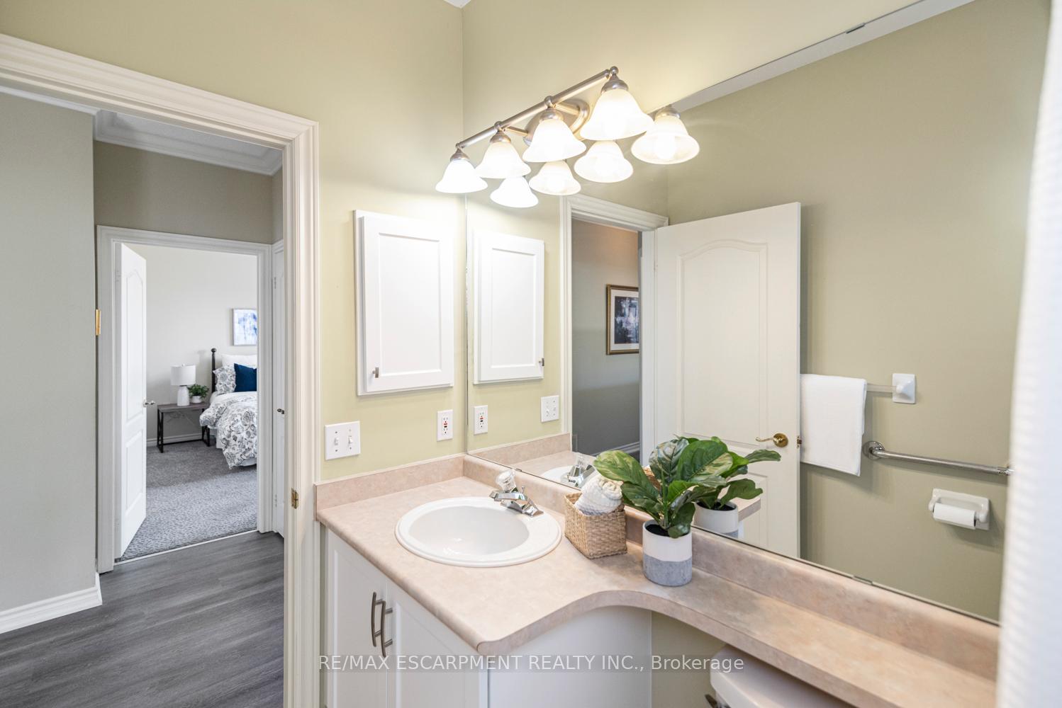 Photo 15 of 38 Silverbirch Boulevard, Hamilton, Mount Hope — HOMEH