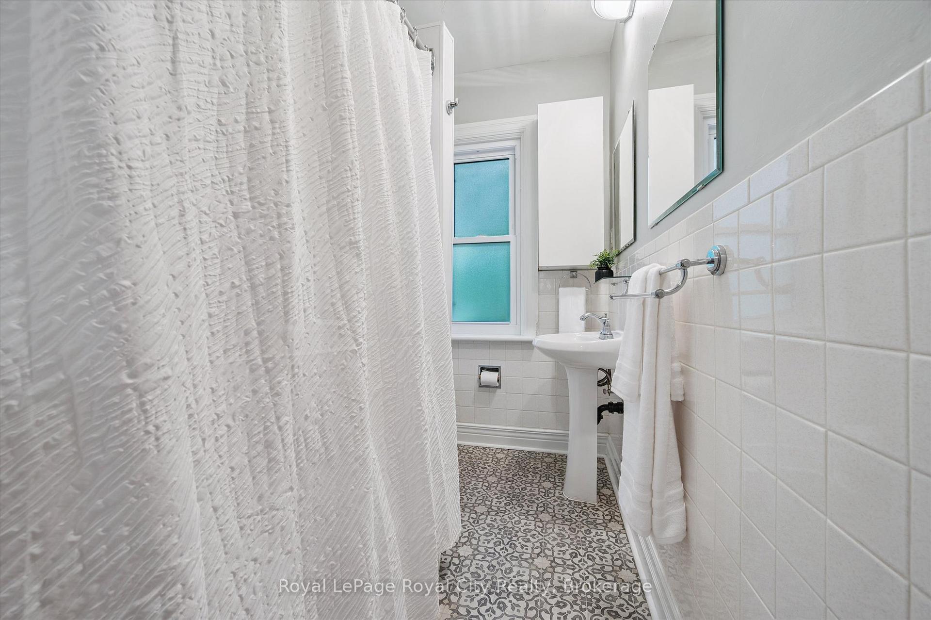 Photo 35 of 146 Cork Street W, Guelph, Downtown — HOMEH
