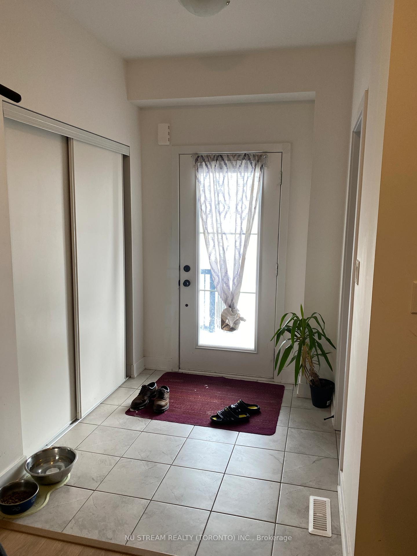 Photo 2 of 210 Prince William Way, Barrie, Rural Barrie Southeast — HOMEH