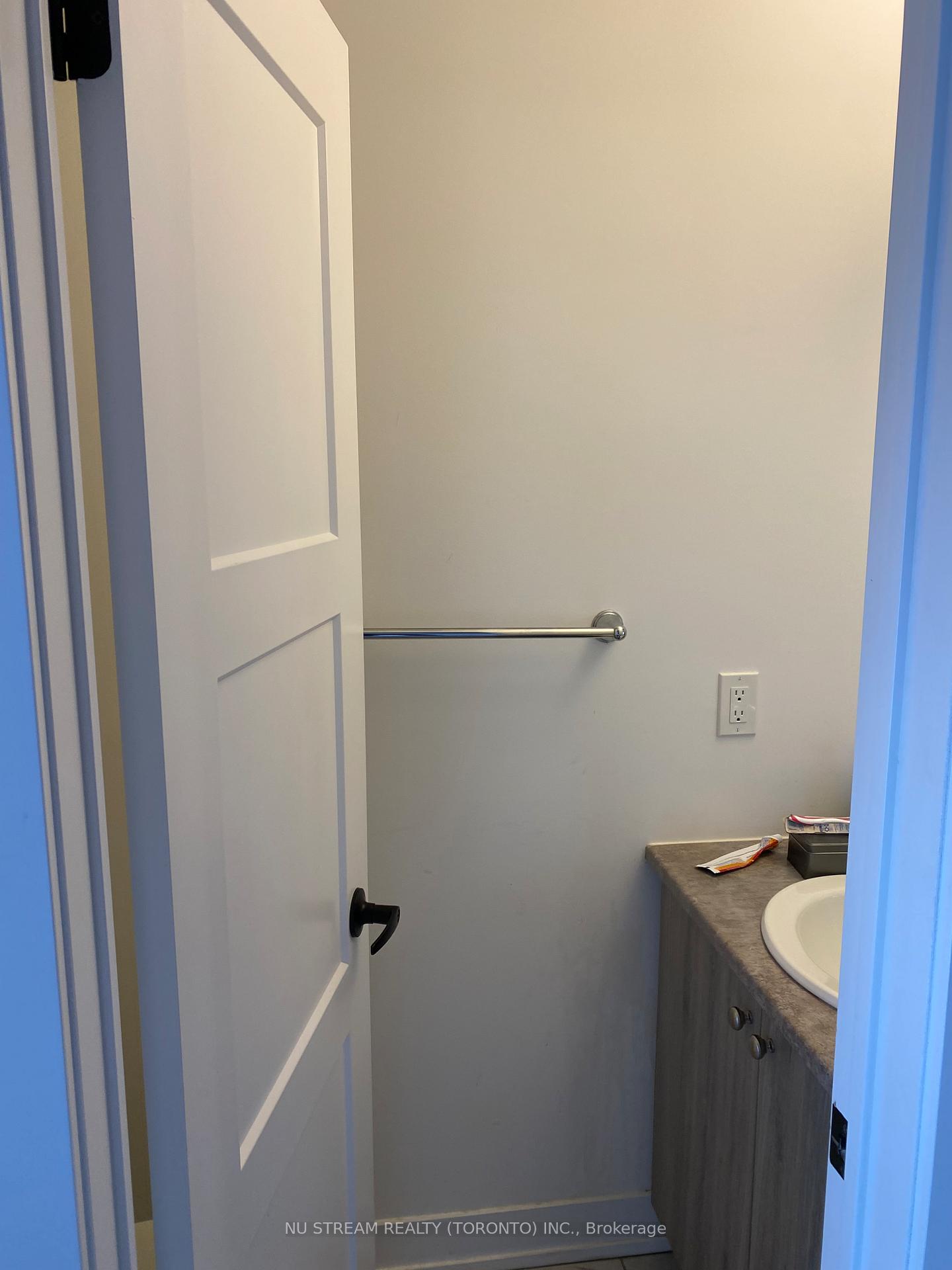 Photo 3 of 210 Prince William Way, Barrie, Rural Barrie Southeast — HOMEH