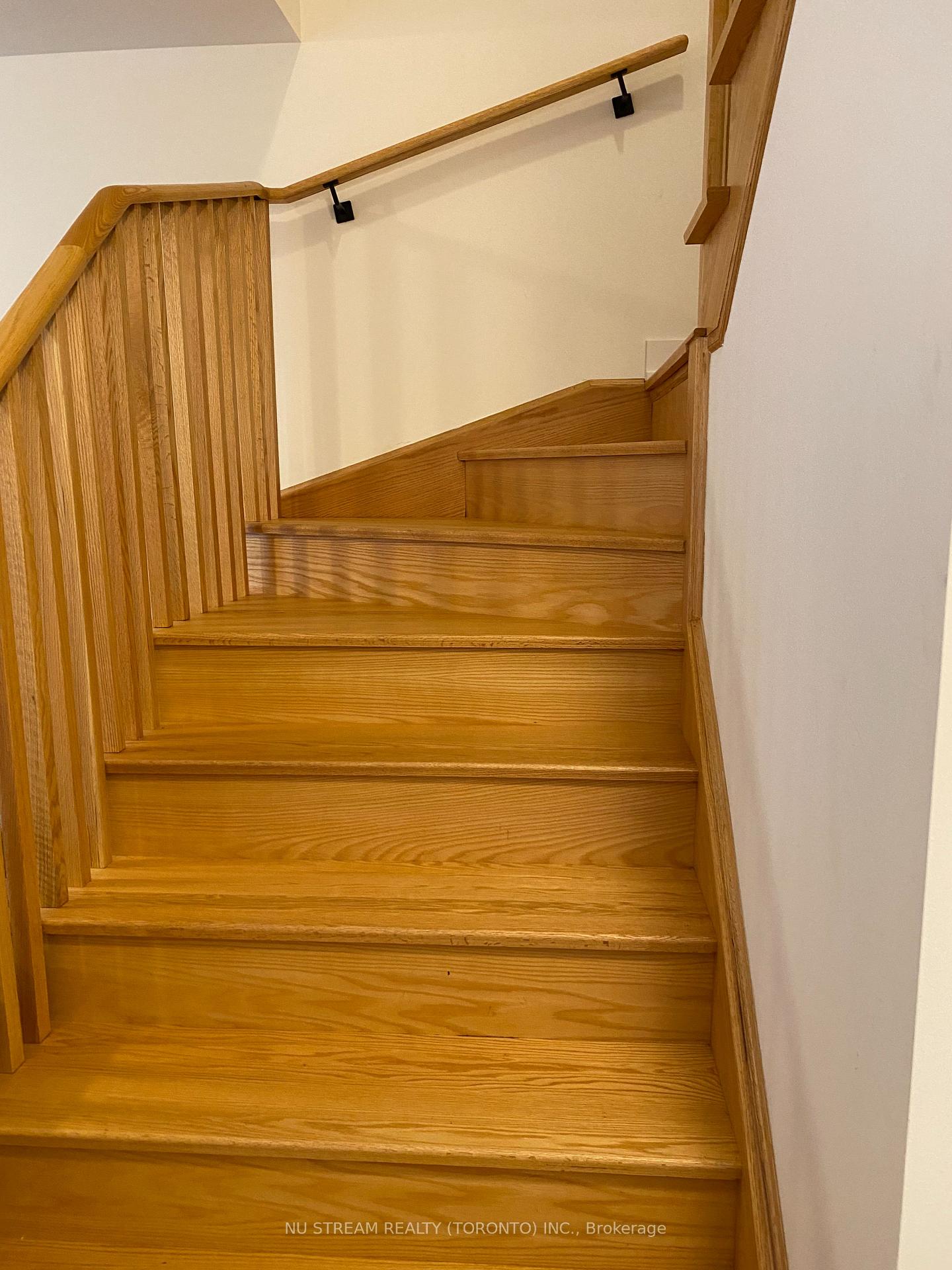 Photo 5 of 210 Prince William Way, Barrie, Rural Barrie Southeast — HOMEH