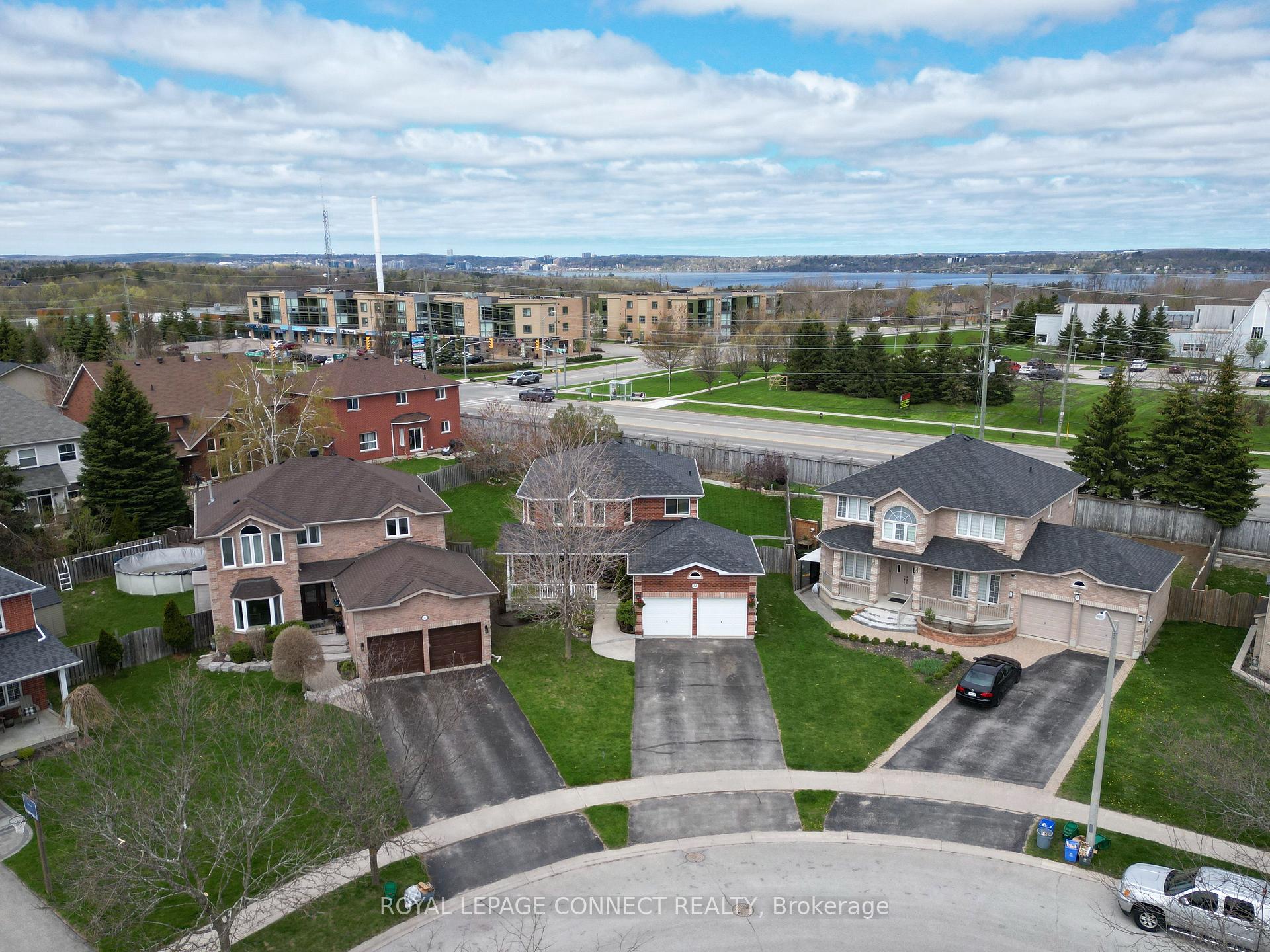 Photo 5 of 32 Prince George Crescent, Barrie, Innis-Shore — HOMEH