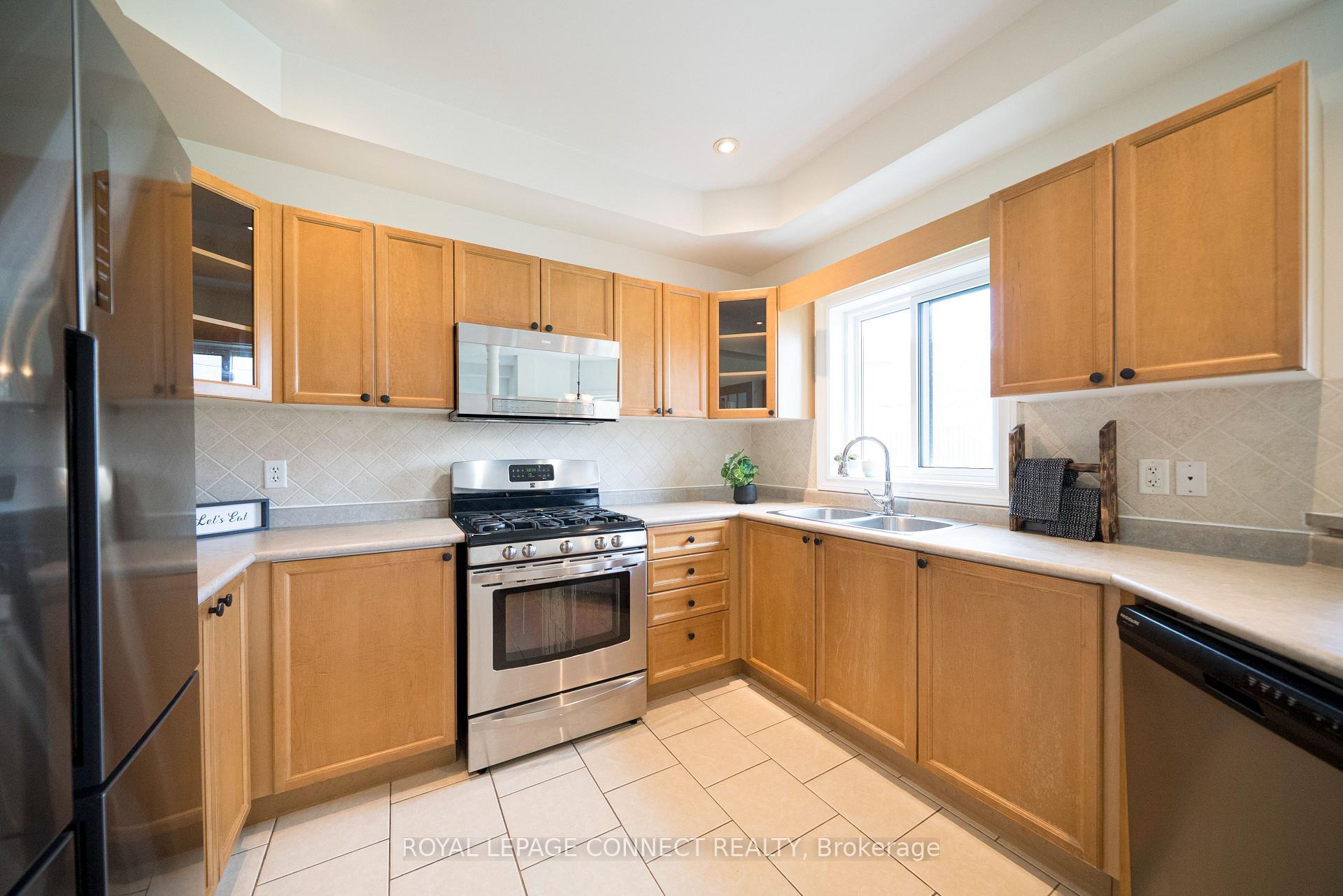 Photo 16 of 32 Prince George Crescent, Barrie, Innis-Shore — HOMEH