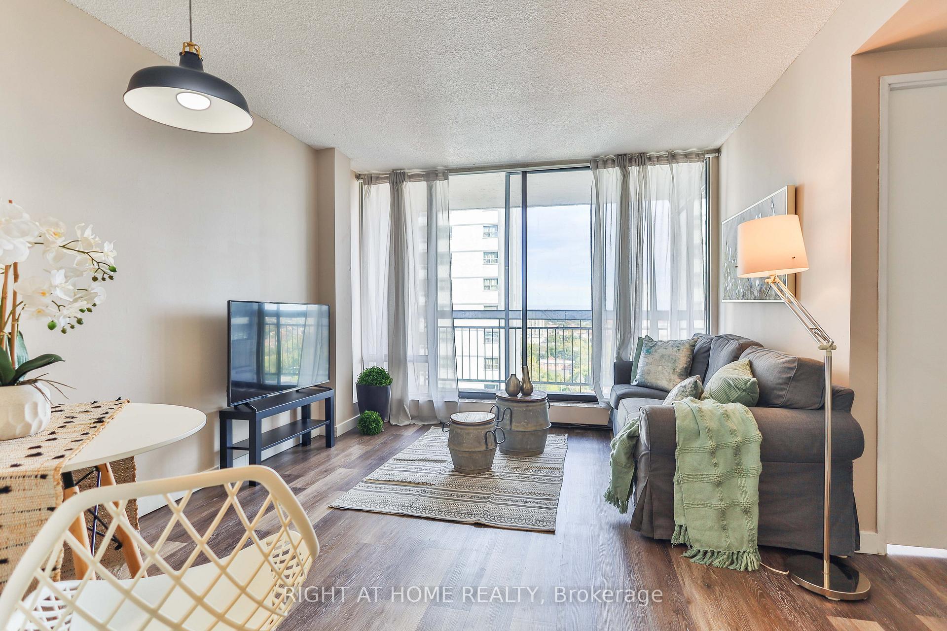 Front of Unit 1603, 150 Charlton Avenue E