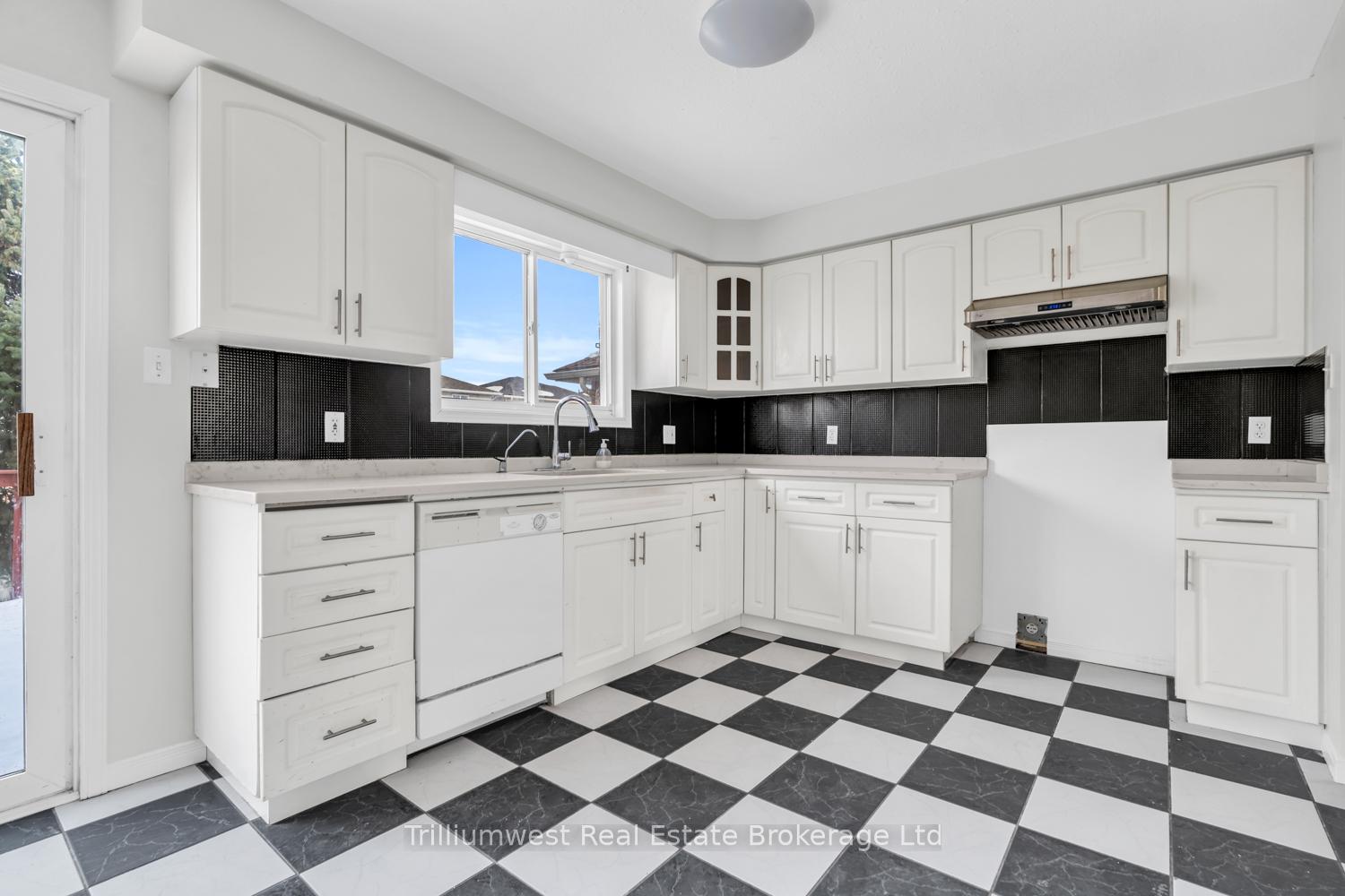 Photo 11 of 23 Moffatt Lane, Guelph, Clairfields/Hanlon Business Park — HOMEH