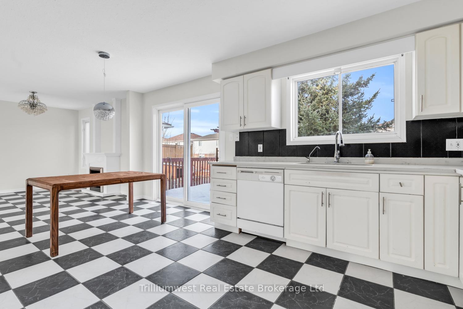 Photo 12 of 23 Moffatt Lane, Guelph, Clairfields/Hanlon Business Park — HOMEH