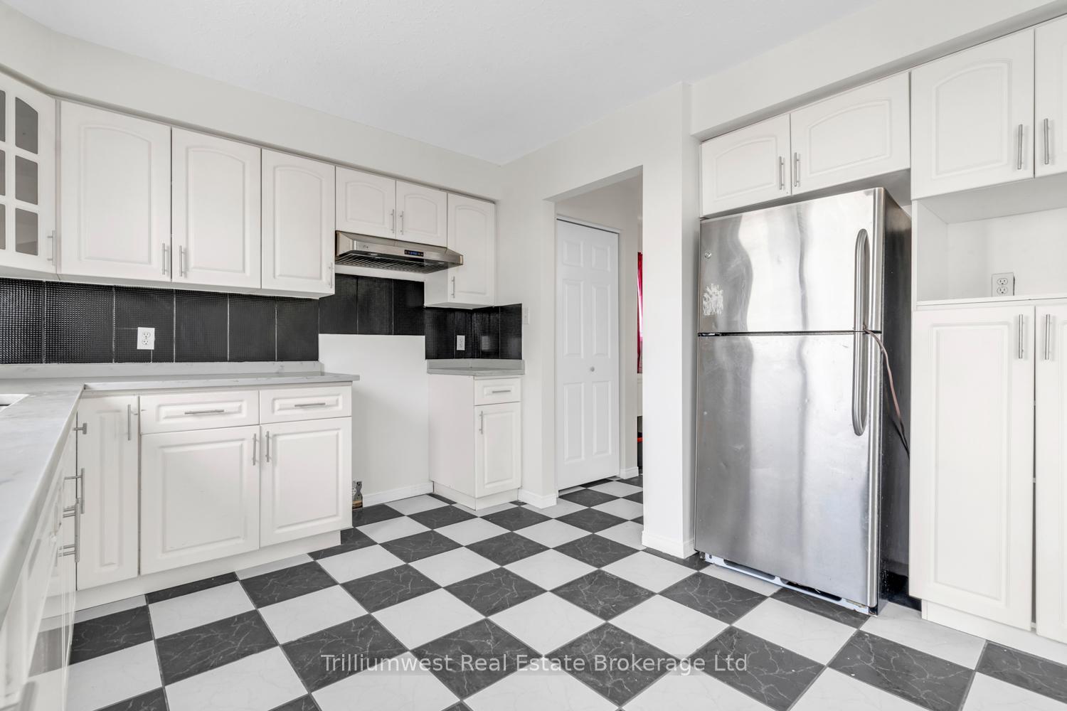 Photo 15 of 23 Moffatt Lane, Guelph, Clairfields/Hanlon Business Park — HOMEH