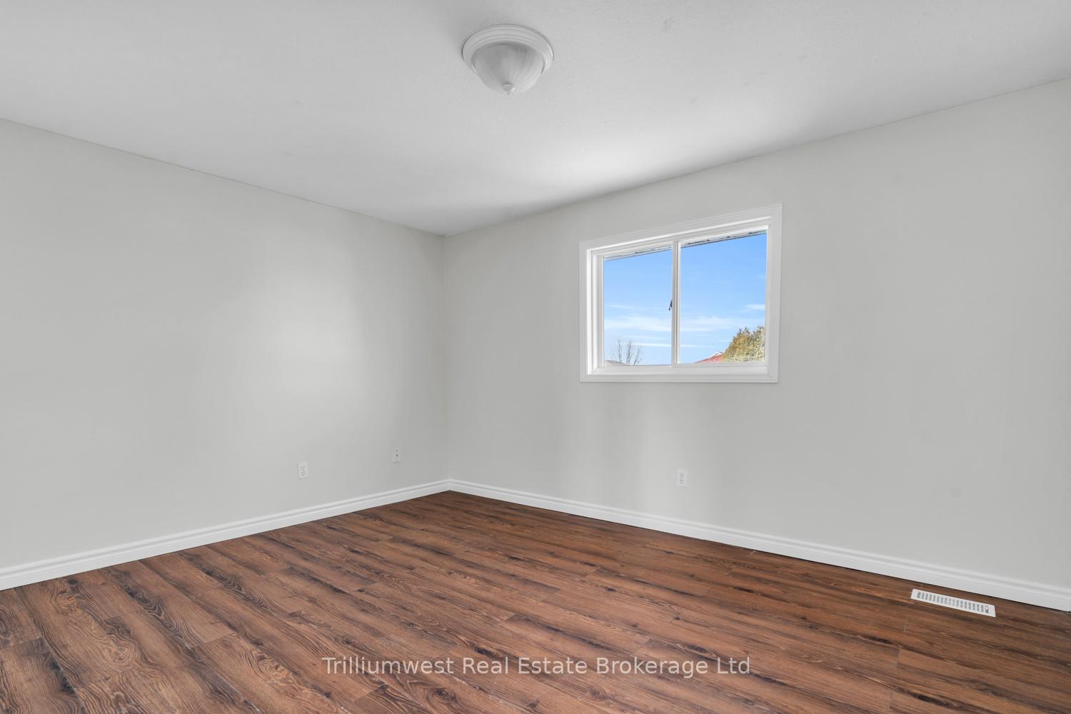 Photo 20 of 23 Moffatt Lane, Guelph, Clairfields/Hanlon Business Park — HOMEH