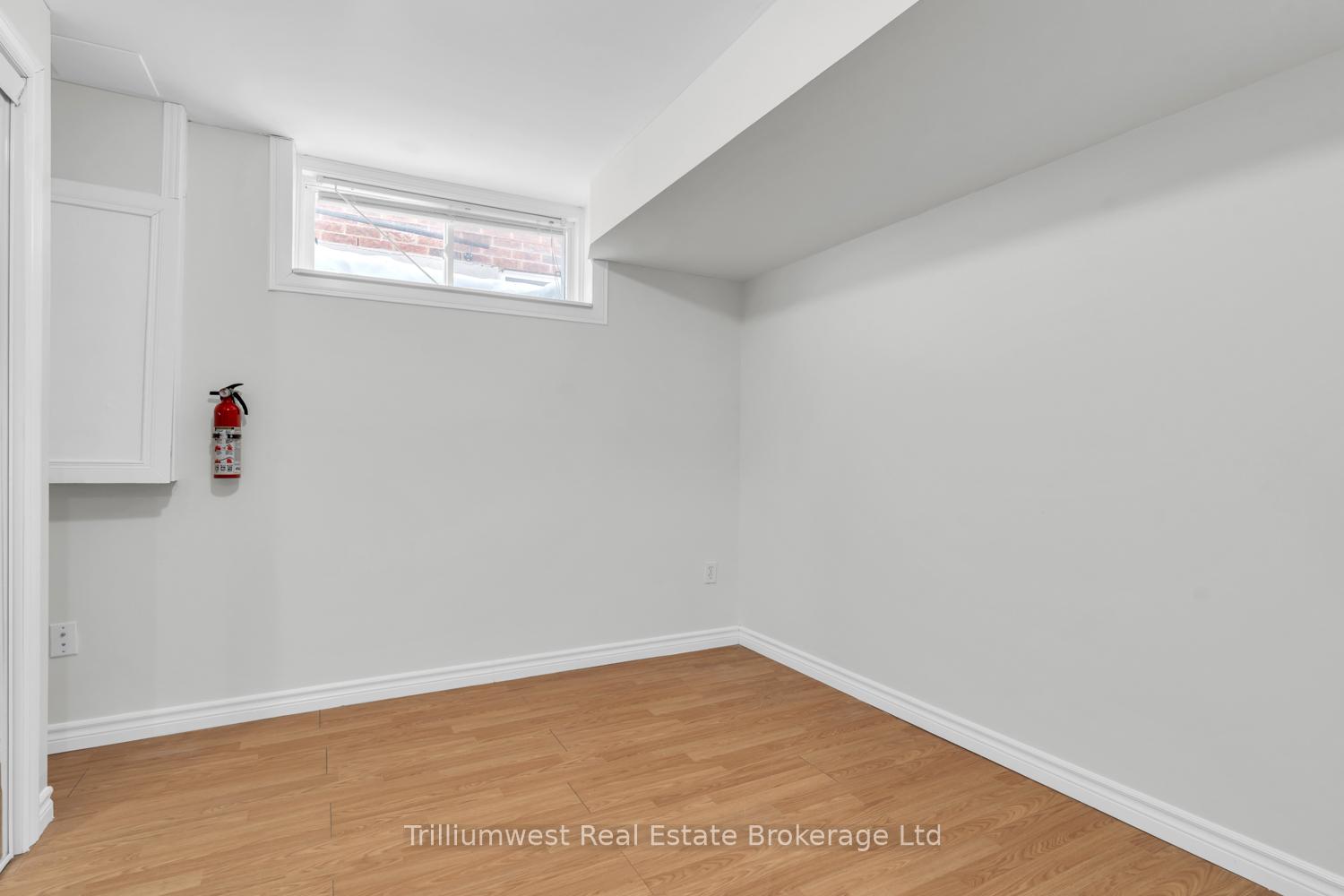 Photo 33 of 23 Moffatt Lane, Guelph, Clairfields/Hanlon Business Park — HOMEH