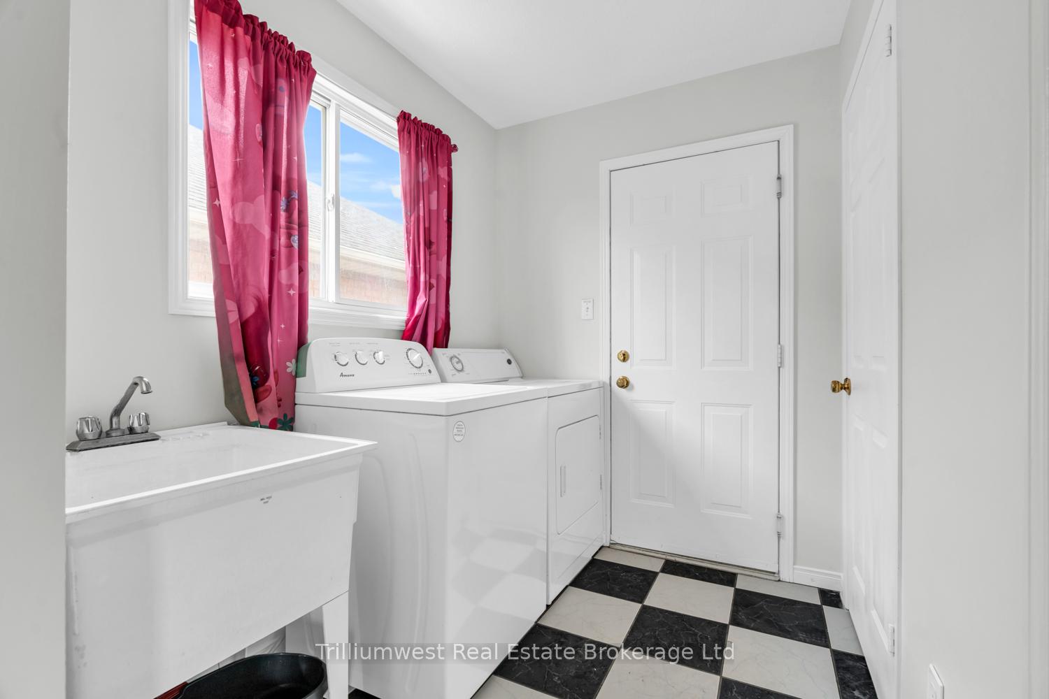Photo 35 of 23 Moffatt Lane, Guelph, Clairfields/Hanlon Business Park — HOMEH