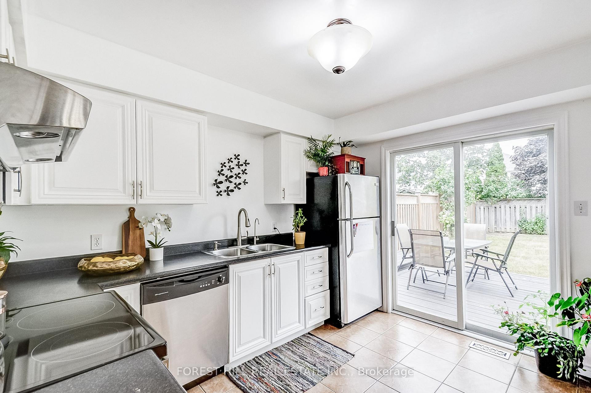 Photo 11 of 61 Hearthstone Crescent, Clarington, Courtice — HOMEH