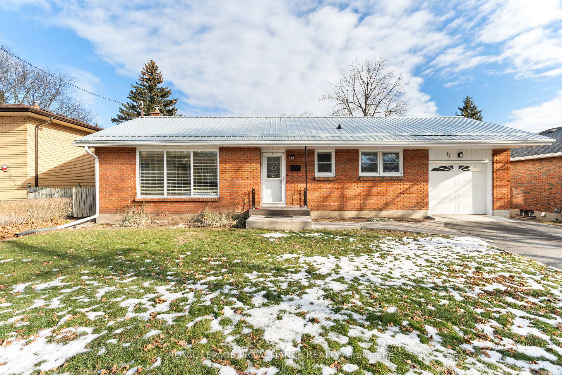 Photo 2 of 17 Melrose Crescent, Belleville, Belleville Ward — HOMEH