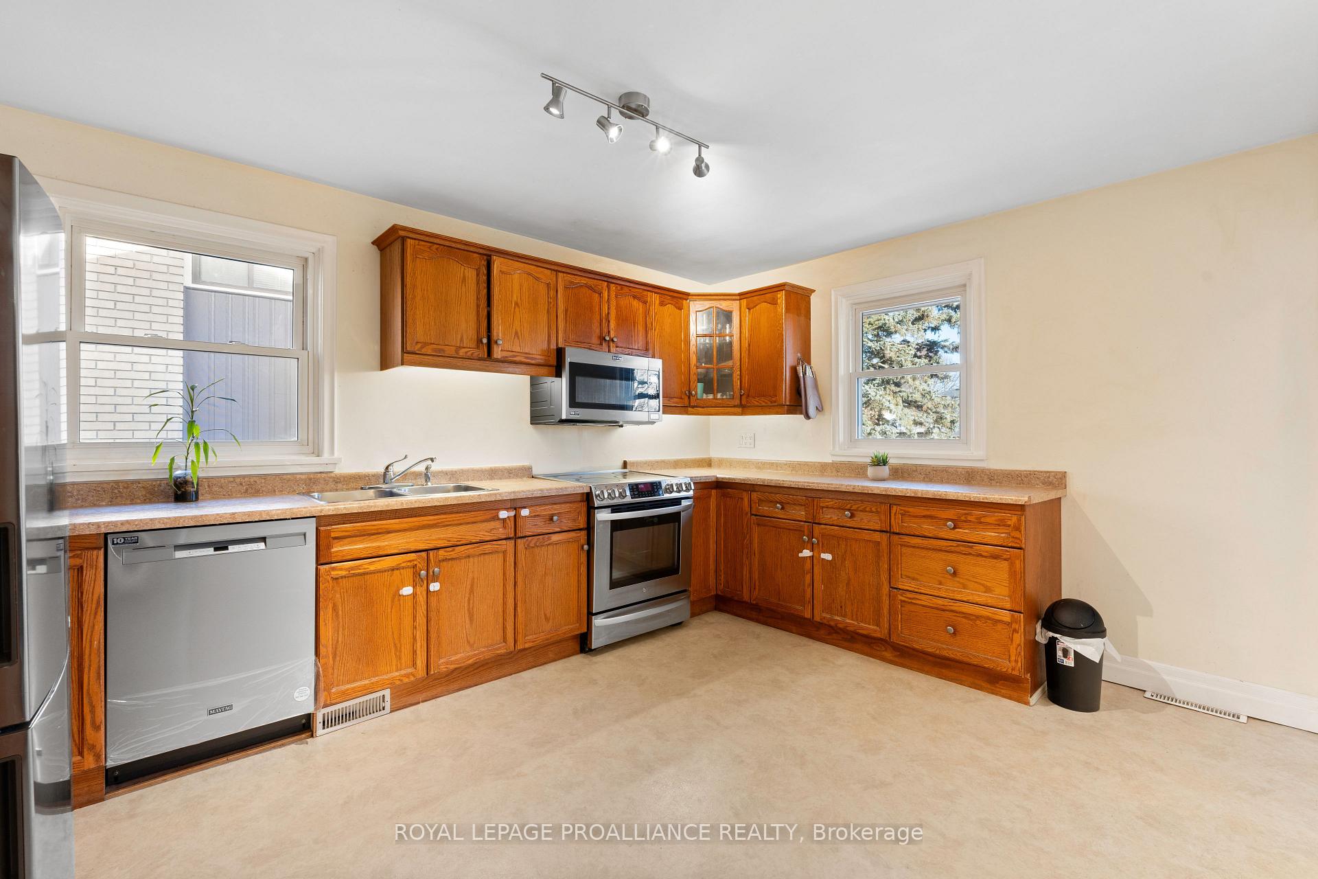 Photo 9 of 17 Melrose Crescent, Belleville, Belleville Ward — HOMEH