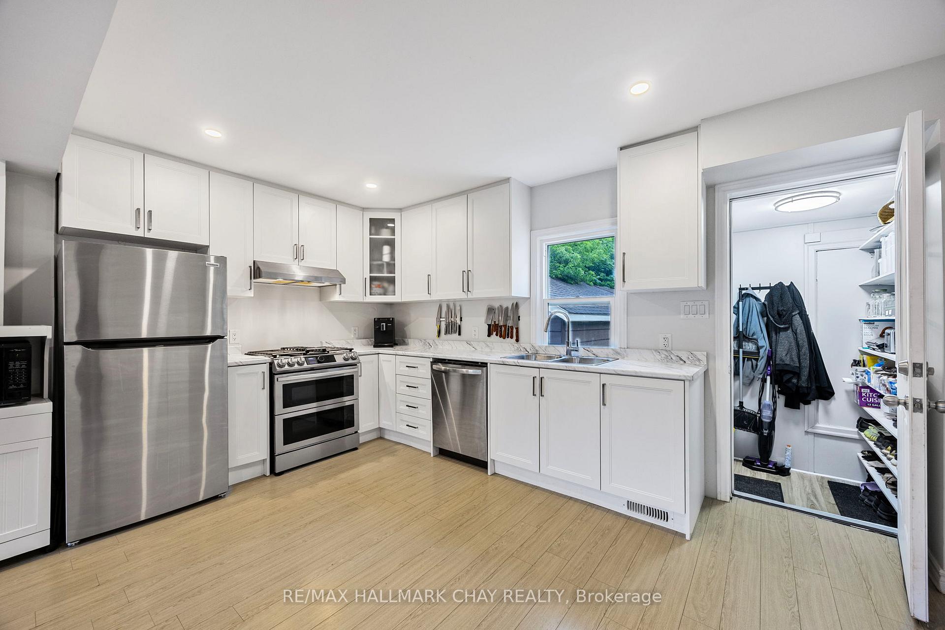 Photo 12 of 154 Sanford Street, Barrie, Sanford — HOMEH