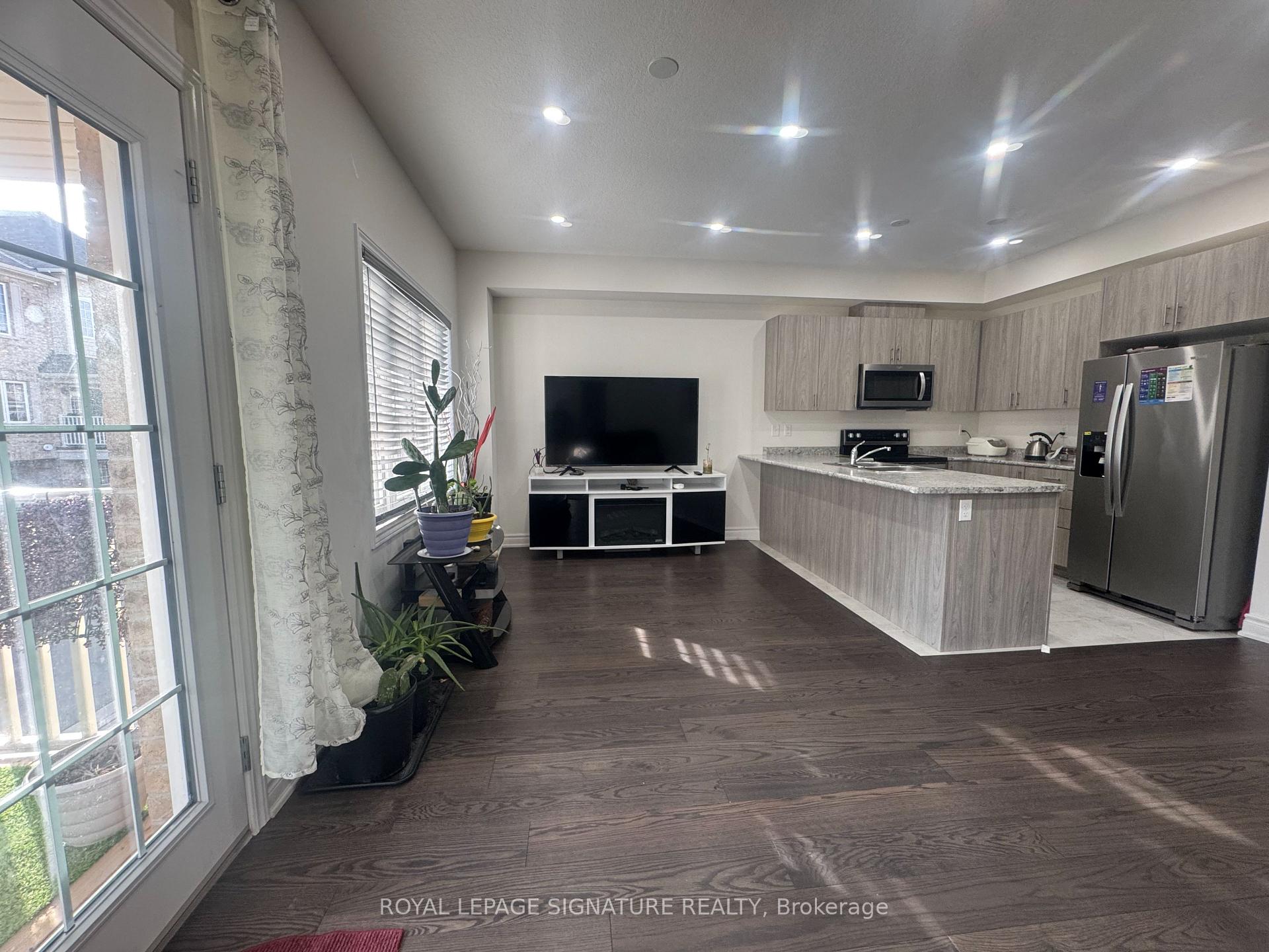 Photo 11 of Unit 13, 88 Decorso Drive, Guelph, Kortright East — HOMEH