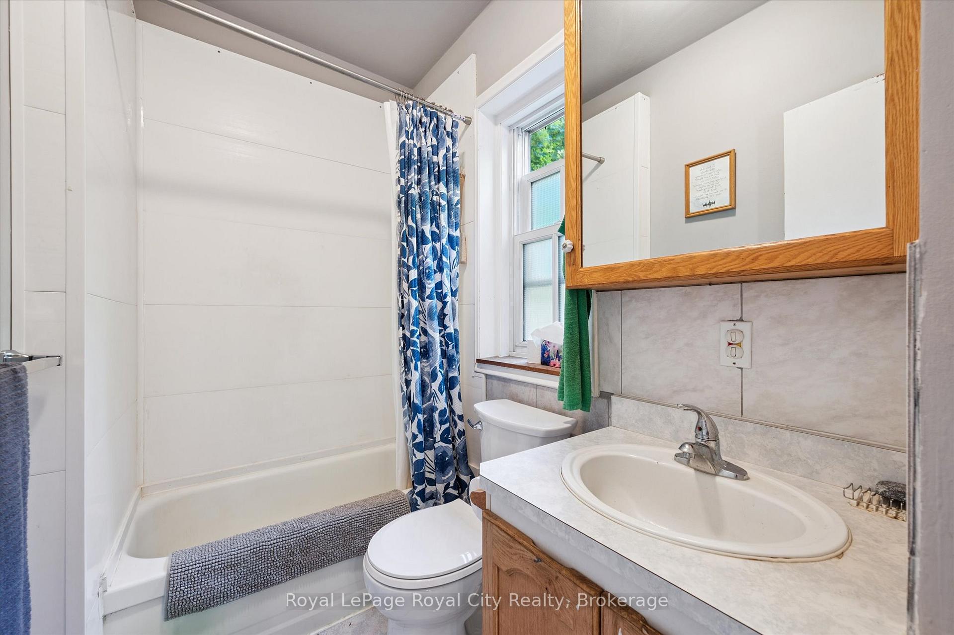 Photo 15 of 33 Eramosa Road, Guelph, St. George's — HOMEH