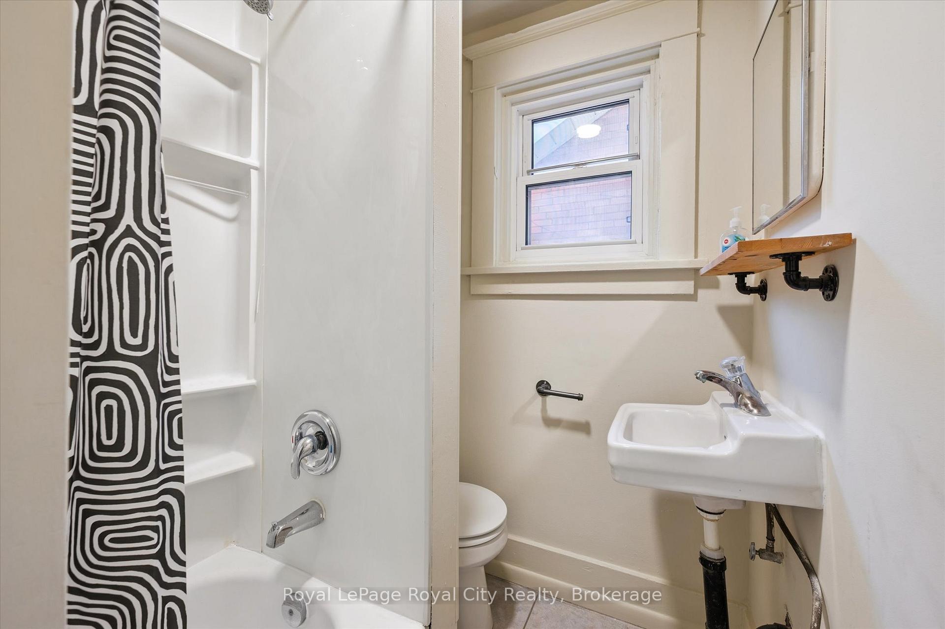 Photo 26 of 33 Eramosa Road, Guelph, St. George's — HOMEH
