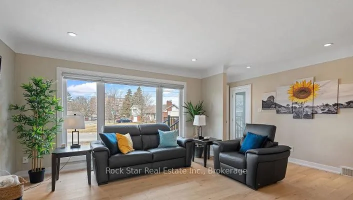 Photo 3 of 28 Dale Avenue, Hamilton, Stoney Creek — HOMEH