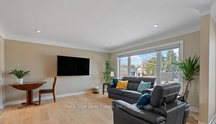 Photo 4 of 28 Dale Avenue, Hamilton, Stoney Creek — HOMEH