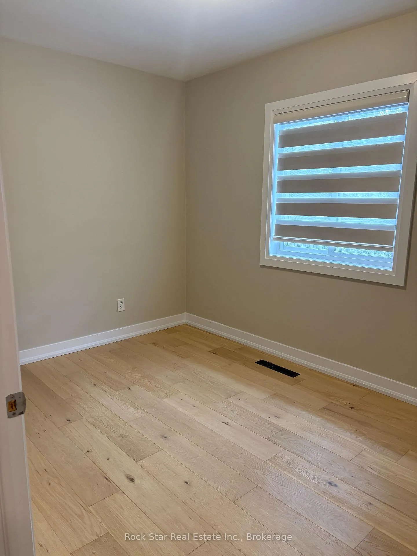 Photo 13 of 28 Dale Avenue, Hamilton, Stoney Creek — HOMEH