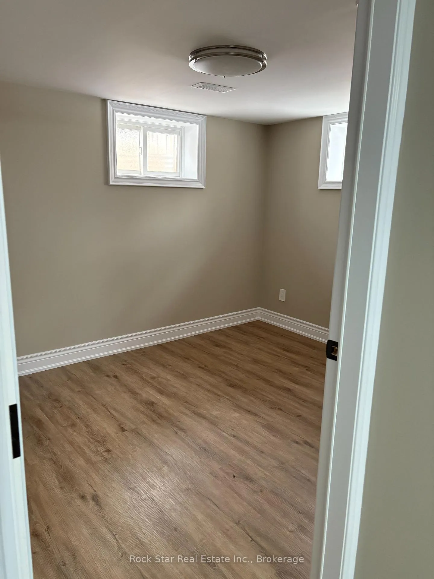 Photo 23 of 28 Dale Avenue, Hamilton, Stoney Creek — HOMEH