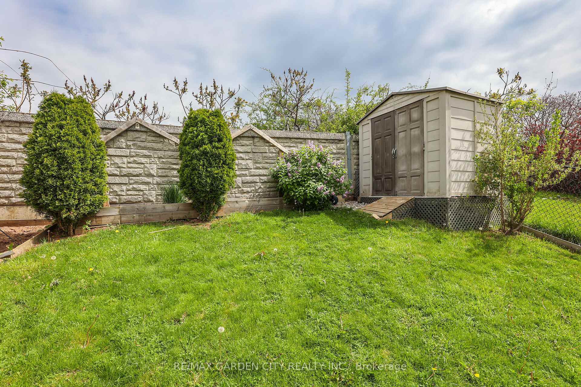Photo 27 of 48 Magnolia Crescent, Grimsby, Grimsby West — HOMEH