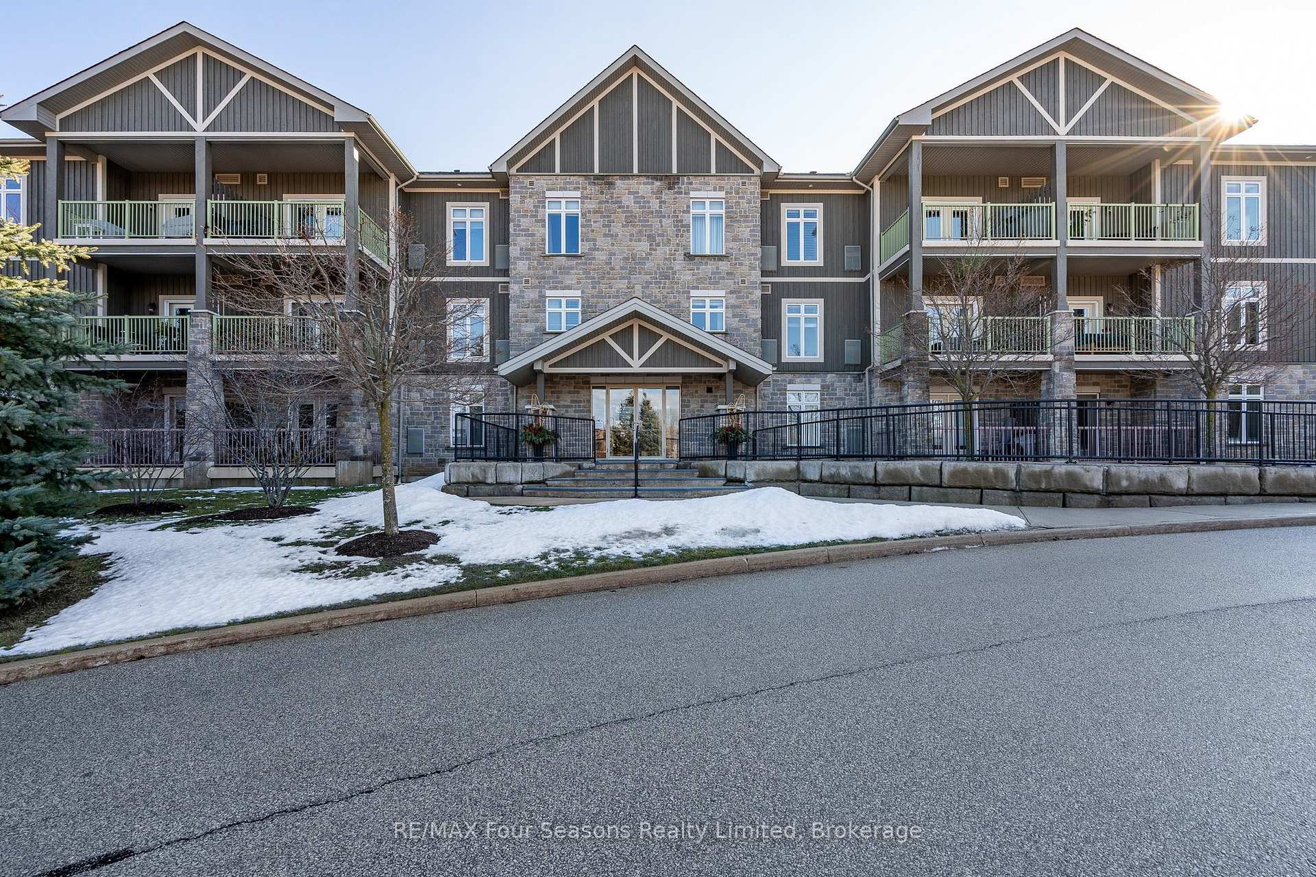 Photo 1 of Unit 305, 27 Beaver Street S, Blue Mountains — HOMEH