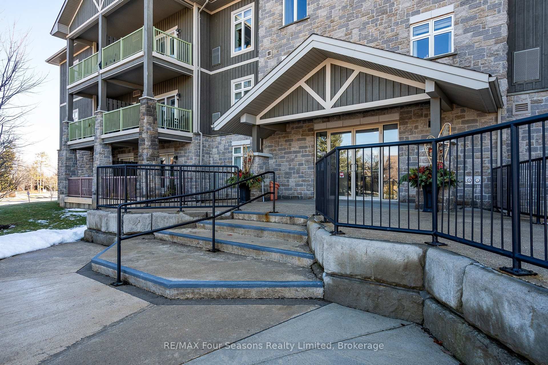 Photo 27 of Unit 305, 27 Beaver Street S, Blue Mountains — HOMEH