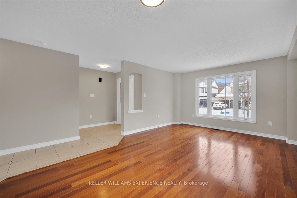 Photo 5 of 4 Maple Crown Terrace, Barrie, Innis-Shore — HOMEH
