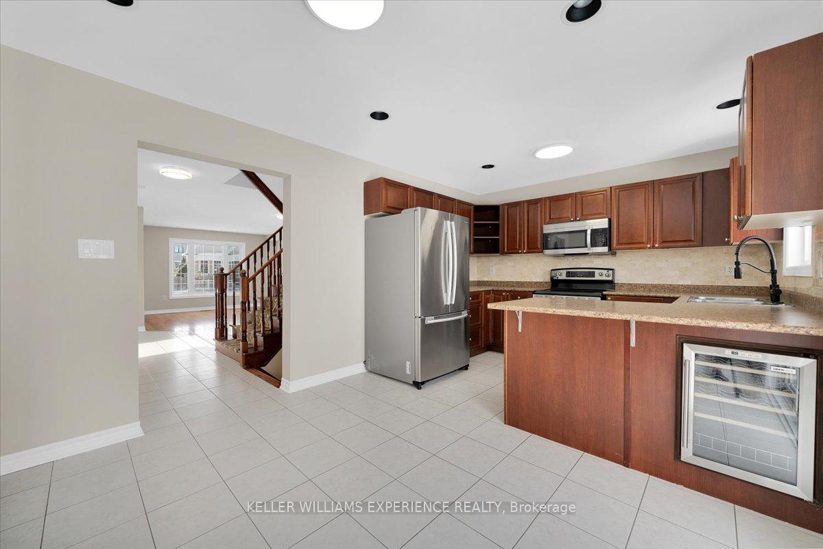 Photo 9 of 4 Maple Crown Terrace, Barrie, Innis-Shore — HOMEH