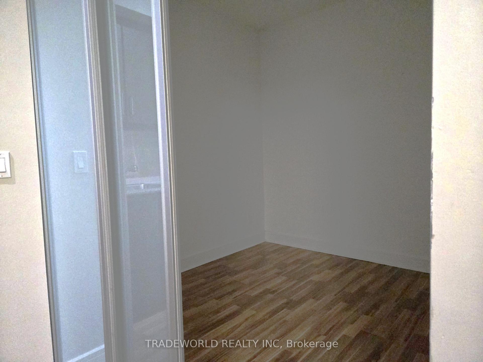 Photo 7 of Unit 1016, 35 Brian Peck Crescent, Toronto, Thorncliffe Park — HOMEH