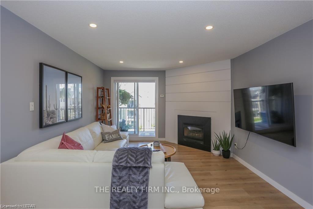 Photo 13 of Unit 310, 735 Deveron Crescent, London, South T — HOMEH