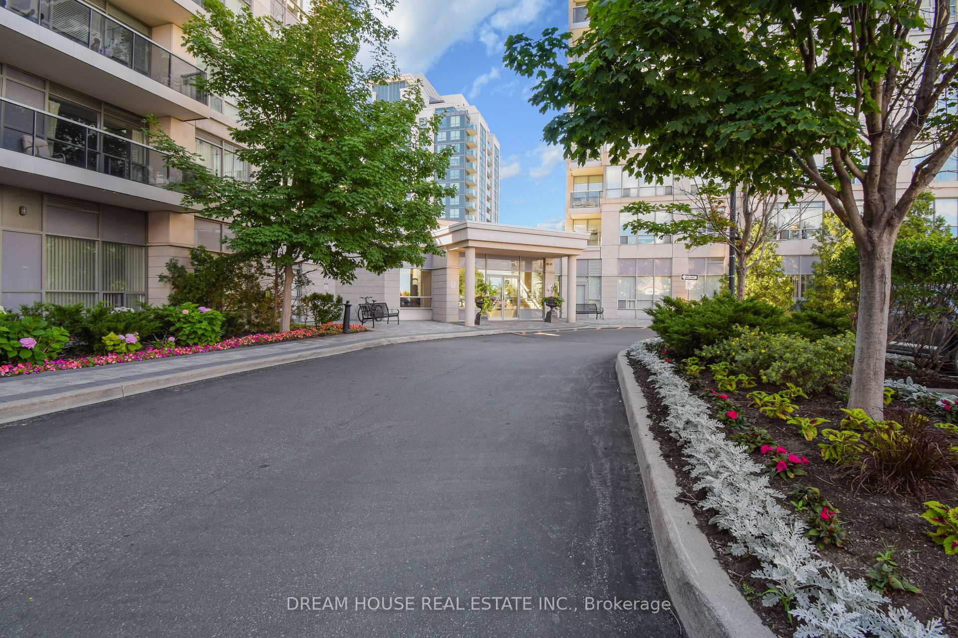 Photo 2 of Unit 114, 50 Disera Drive, Vaughan, Beverley Glen — HOMEH