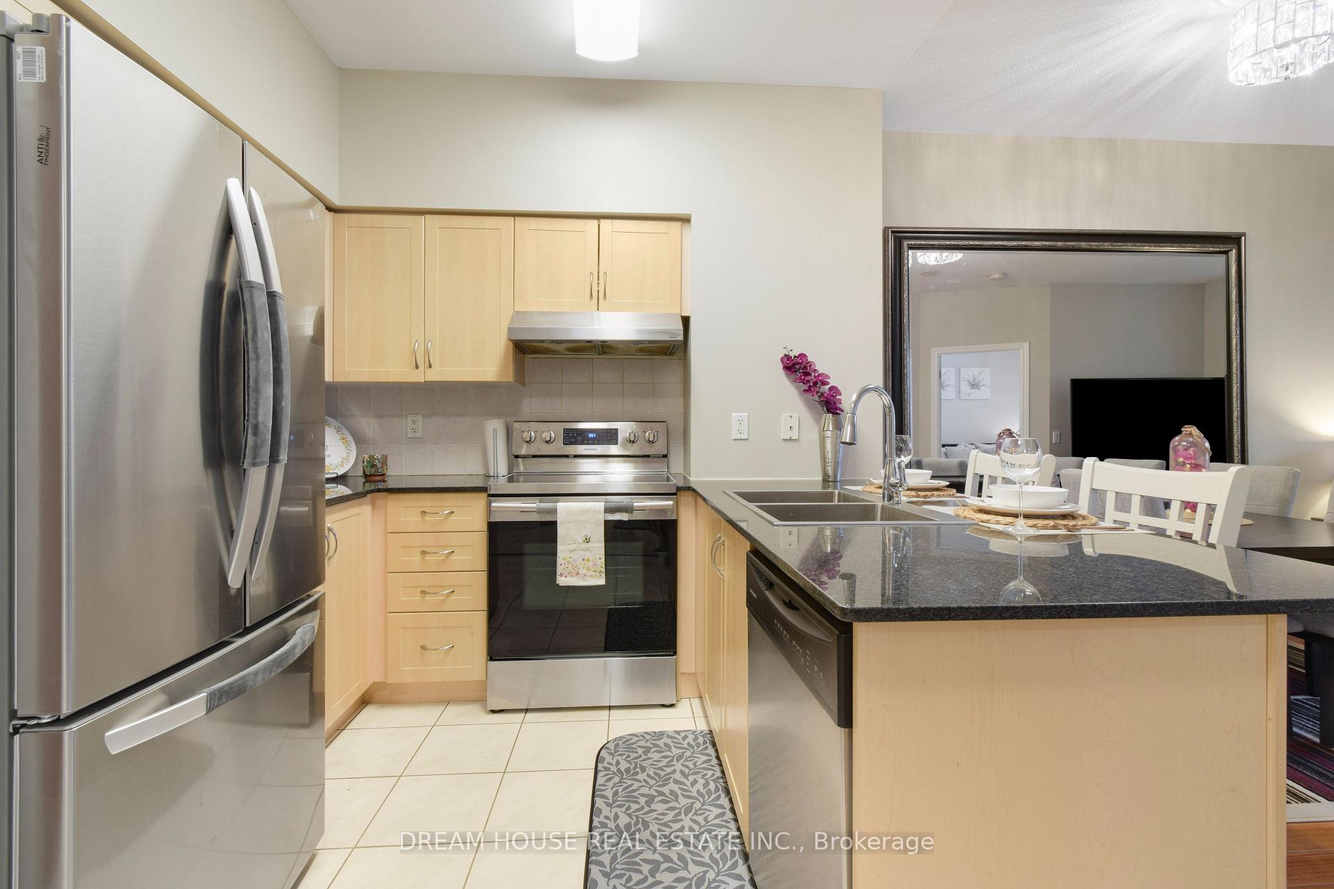 Photo 5 of Unit 114, 50 Disera Drive, Vaughan, Beverley Glen — HOMEH