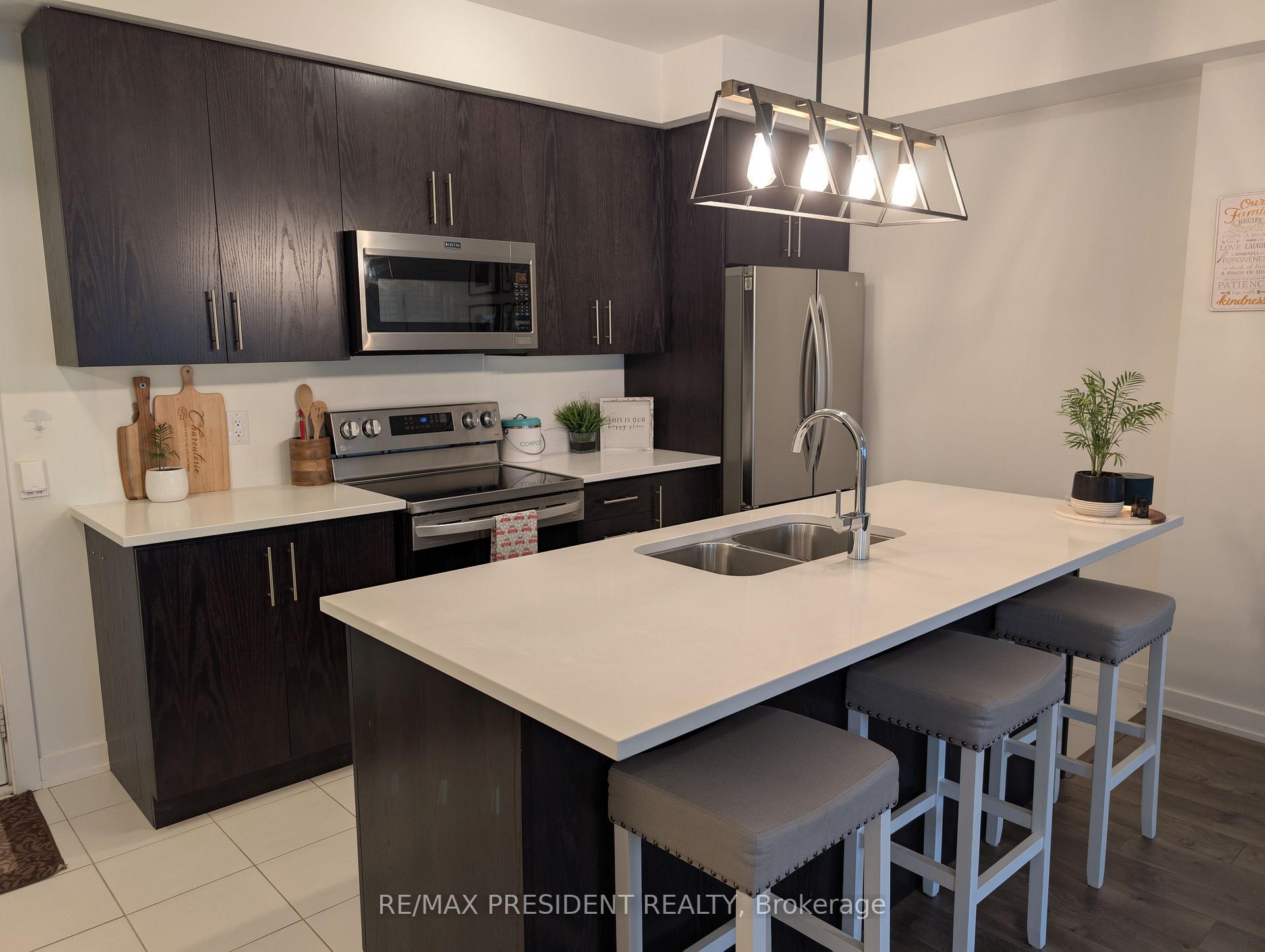 Photo 2 of Unit 14, 590 North Service Road, Hamilton, Stoney Creek — HOMEH