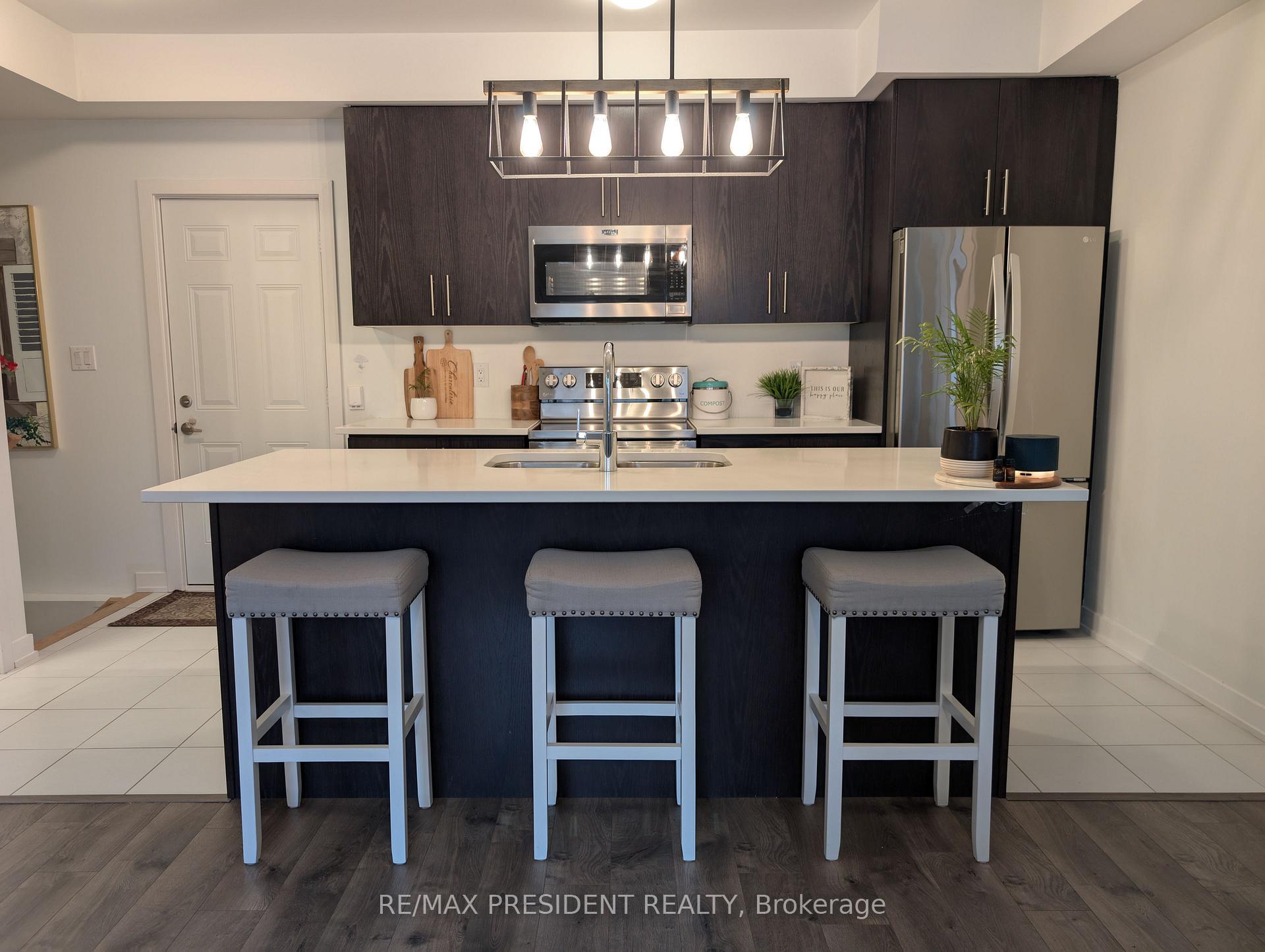 Photo 3 of Unit 14, 590 North Service Road, Hamilton, Stoney Creek — HOMEH