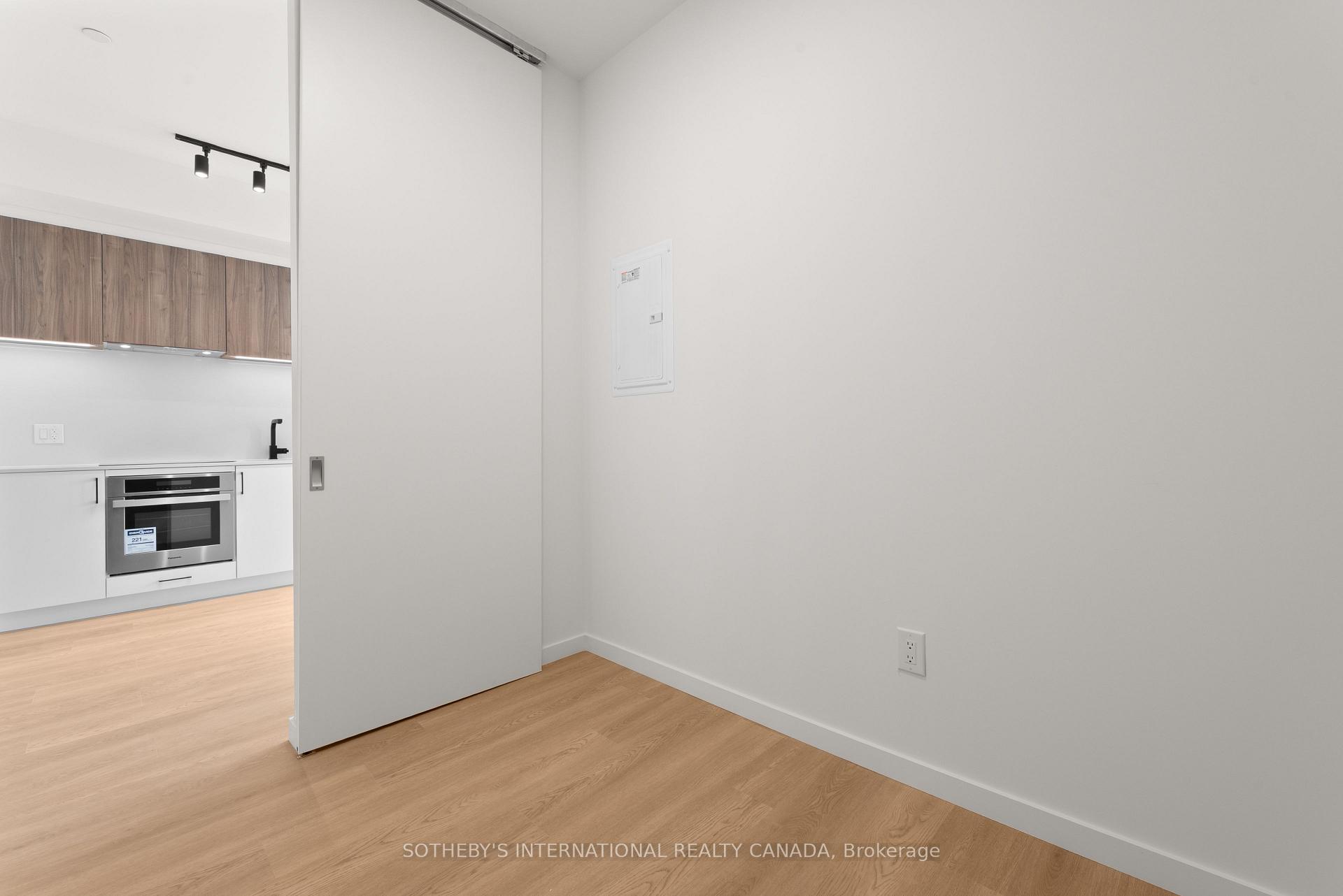 Photo 4 of Unit PH 813, 689 The Queensway, Etobicoke, Stonegate-Queensway — HOMEH