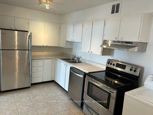 Photo 3 of Unit 906, 60 Inverlochy Boulevard, Markham, Royal Orchard — HOMEH