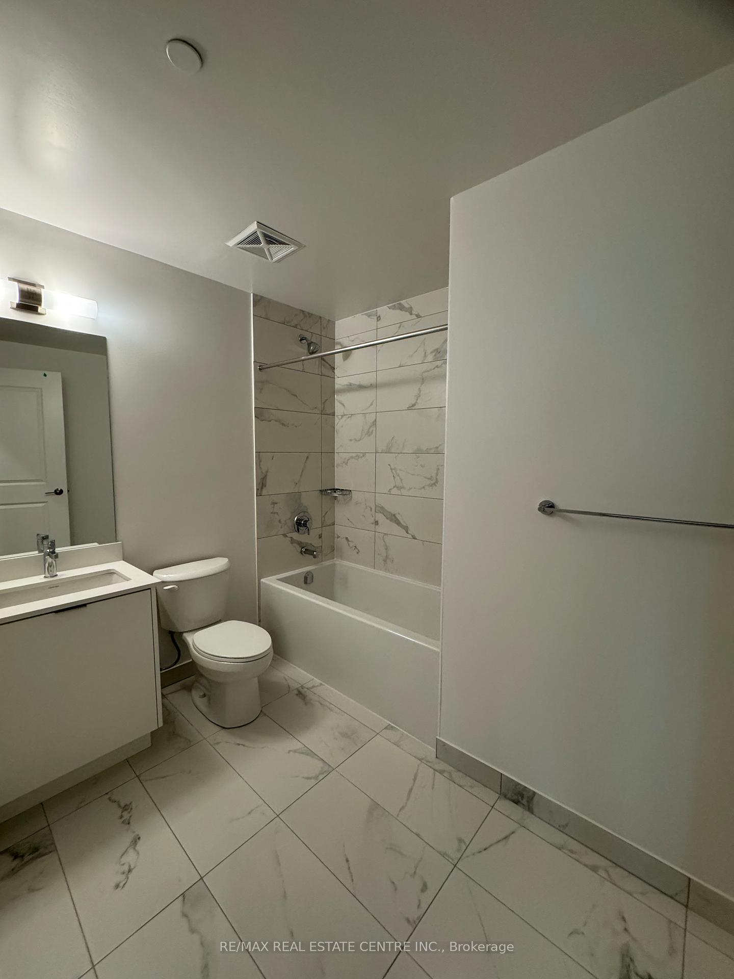 Photo 9 of Unit 1605E, 204 Burnhamthorpe Road E, Mississauga, City Centre — HOMEH